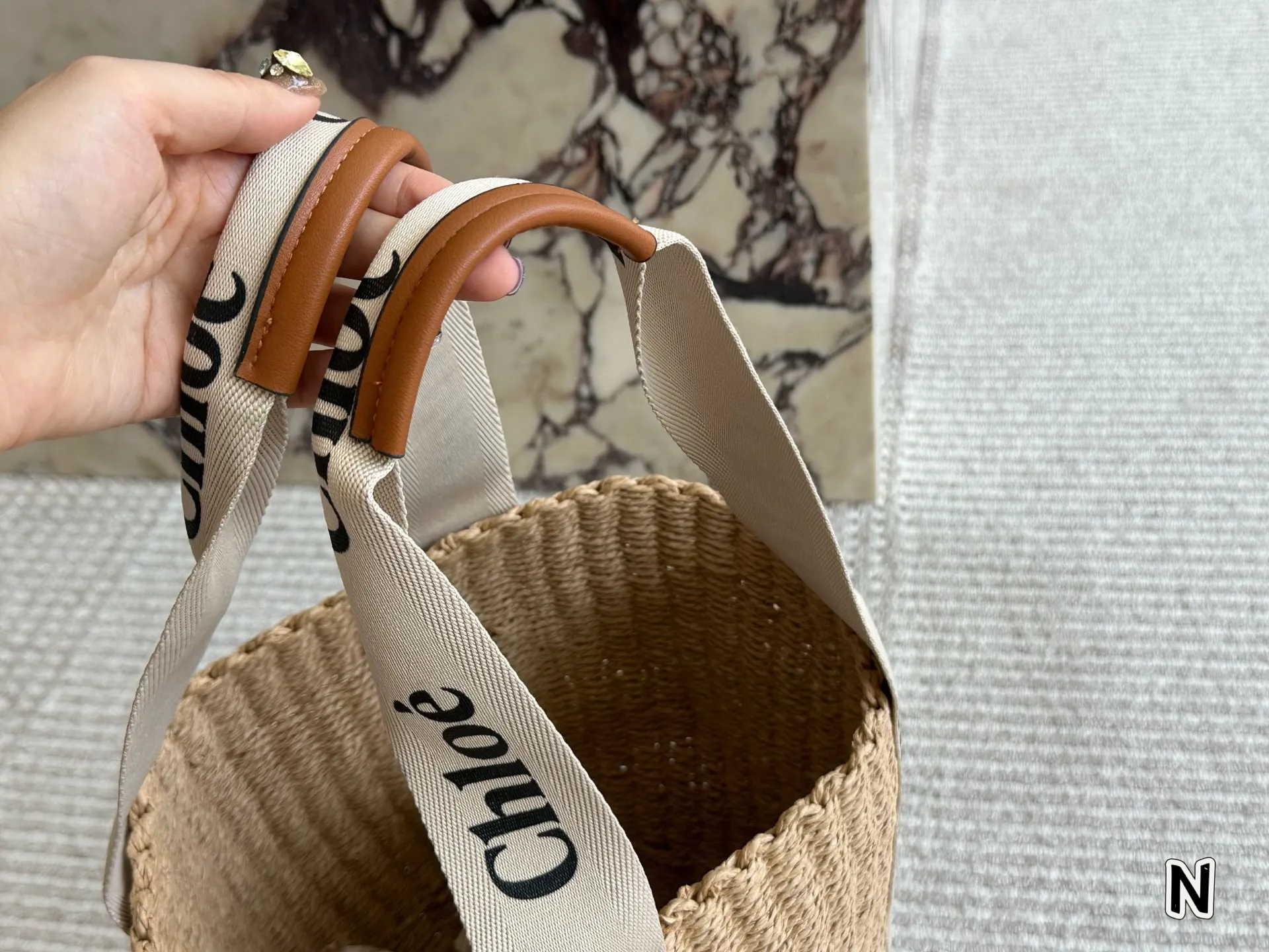 &yen;110 chloe这个新款草编包菜篮子 印logo的手提袋和皮肩带还有草编的组合真的好清爽炒适合海边，是属于夏天的包没错啦而且到目前为止没有跟任何人撞过包国 容量很大，可以放两部手机，还有一些女孩子补妆的东西，实用满分了，被路人夸好看是对它最大的赞美吧 夏天的样子 背起来吧 姐妹们 尺寸 25cm