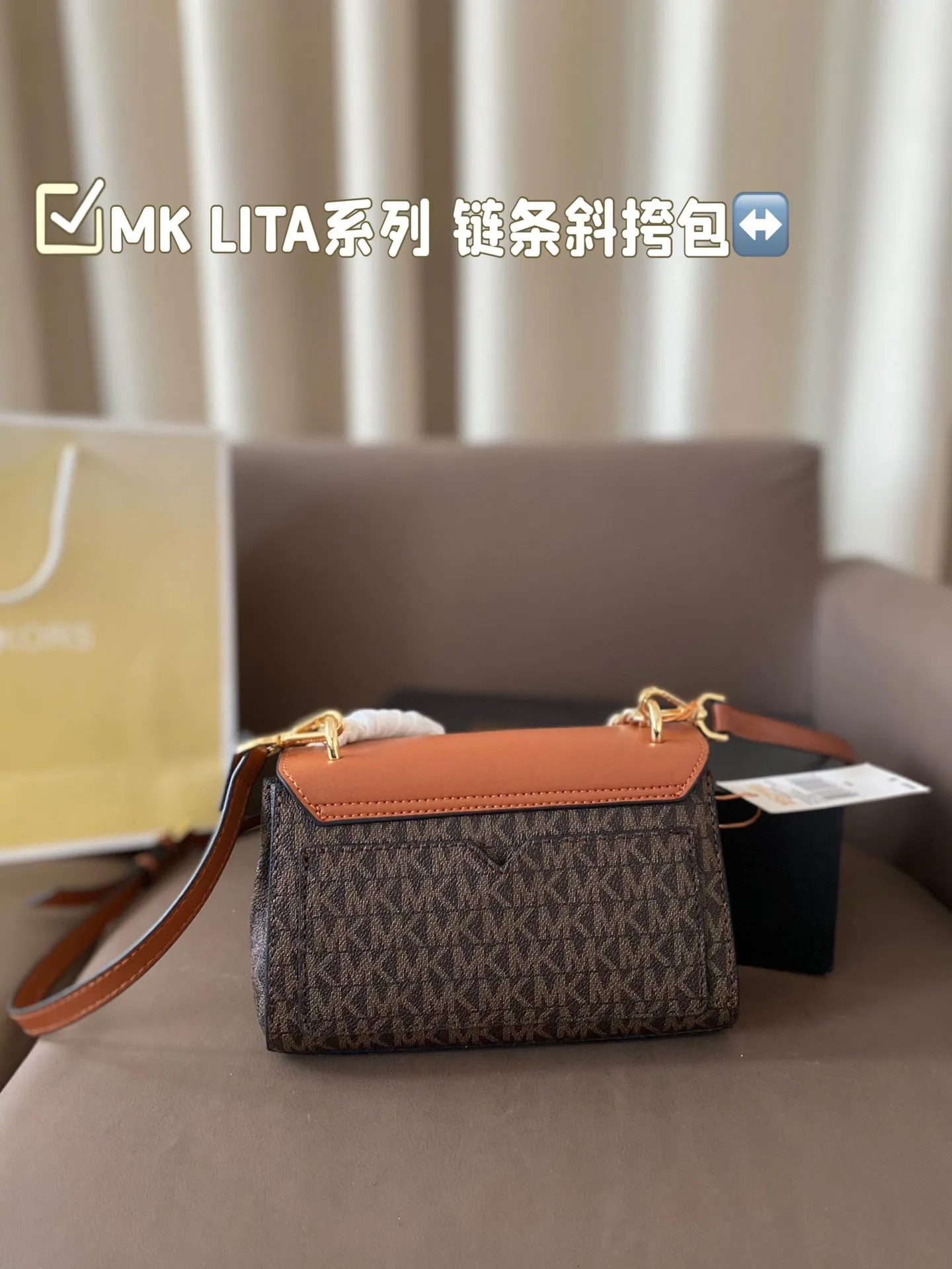 P145 配折叠盒子 MK LITA系列 链条斜挎包 MK LITA 系列迷你小包包～简直太好看了吧 这么多颜色总有一款适合你的 新款包型的设计，整体更加精致柔美 链条的设计，增添不少温柔魅力 关键包包容量真的太可了~ 尺寸：20*12