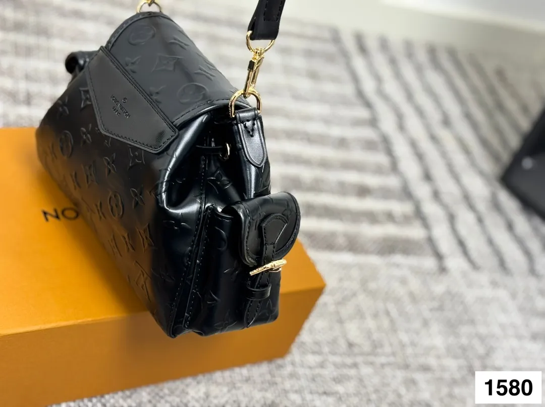 P175 size:23×17 LV路易威登新款odyssee 链条单肩包💕 创新细节➕摩登与复古的完美碰撞 隐藏式锁扣➕可调节肩带 兼具颜值与功能性 容量非常不错,适合各种场合 实用包型,日常搭配瞬间提升气质‼️