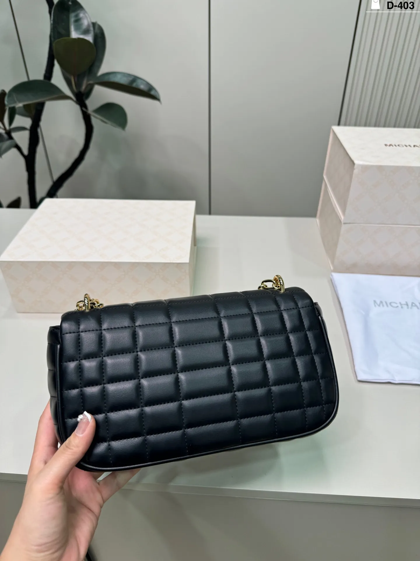 💰p135 D-403尺寸25×15折叠盒 MK Tribeca链条包 透出饱满细腻的质感在秋冬搭配率很高 搭大衣或连衣裙都质感又有品味~