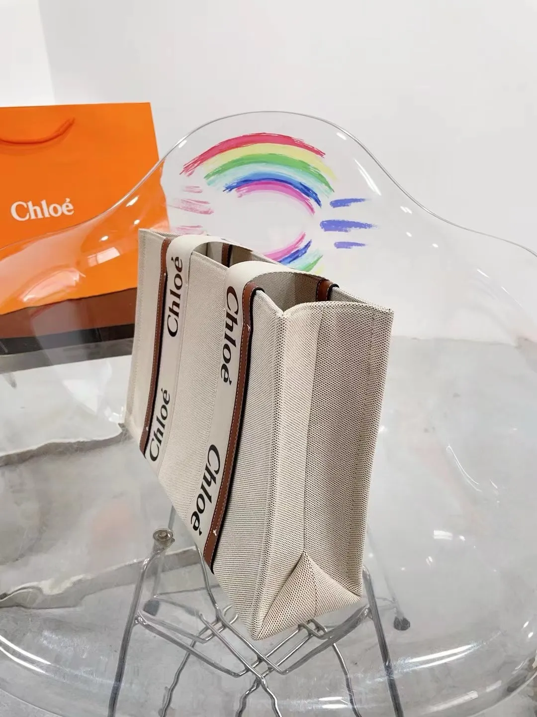 📷💰110 💰105 💰100 Chloe 克洛伊购物袋🛍️Chloe堪称潮包制作机,就在2021年伊始,有一款默默卖翻的手提袋 Woody Tote Bag,在社群掀起极高讨论度,主要原因除了款式美之外,更应容量能装,超高CP值等等优点 尺寸,45cm,37cm,27cm