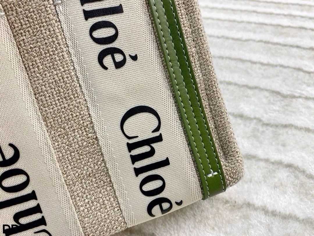 p100 无盒🎁 Chloe Woody tote mini 太有范儿了小巧可爱 配色高级 自重轻 手提斜挎完全无压力 mini的同时还可以放下手机哦 这贴心的设计太爱了!尺寸:19.5*15