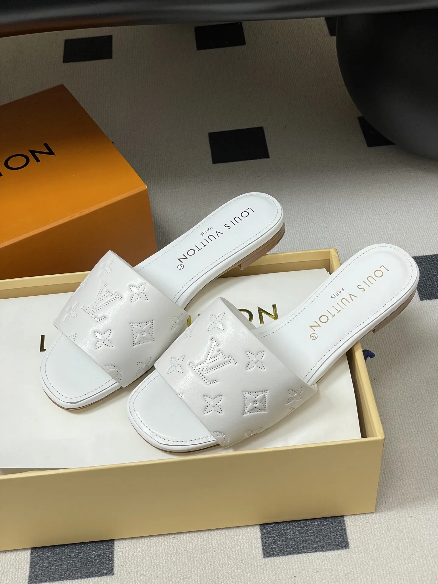 p260- 26Ss春夏新款Louis vuiteeon 路易威登LV 6AM凉拖鞋小猫跟拖鞋字母压印一字带平底拖鞋 本款6AM凉拖取材粒面牛皮革，以饰压印筑LV字母和Monogram花卉，令宽幅鞋面闪烁金属莹泽。妩媚小猫跟和柔软皮革外底完善整体。 鞋面：牛皮 内里垫脚：羊皮 鞋底：意大利真皮大底 跟高：平底/5.5cm 码数：35-39（40.41.42定做不退换）