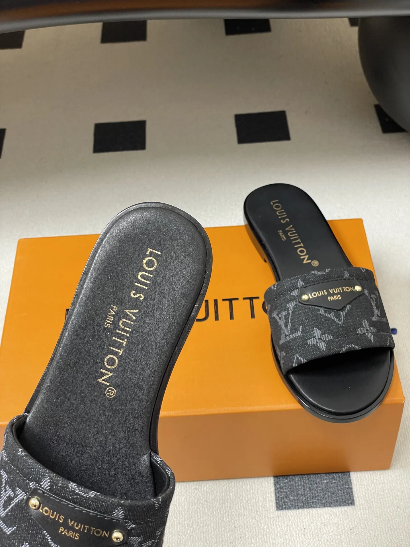 p260- 25ss夏季新款 LOUIS VUITTON 路易威登 Lv Lily丹宁牛仔老花布平底一字带凉拖鞋 Lily 平底凉拖以标志性Monogram丹宁布构筑闲雅设计,为宽幅鞋面融入路易威登标识压纹皮革标签和耀目饰钉,与皮具系列异曲同工。嵌入橡胶的柔软皮革外底升级舒适体验。 鞋面:定制丹宁老花布 内里垫脚:羊皮 鞋底:意大利加厚真皮大底 码数:35-41(40.41定做不退换)