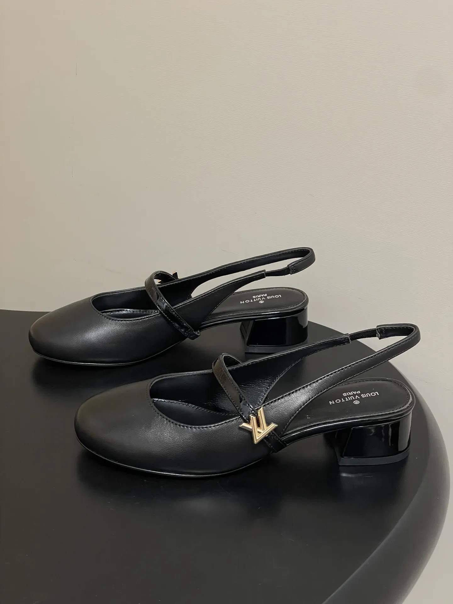 p290- 26ss春夏新款Louis Vuitton LV ROMY高跟鞋系列最 小矮跟后空凉鞋 经典五金金属V扣玛丽珍鞋后空粗跟凉鞋字母标单鞋 本款Romy 高跟鞋取材真皮革，呈现柔软质感和利落外观。圆润鞋头流露柔美气息，弹力后带方便穿脱。漆面皮革包覆平稳方跟和纤细鞋带，后者点缀LV Twist装饰。 可爱的圆头造型搭配LV标志-精致又好看，粗跟脚感特别的好穿舒适。经典百搭单品！ 原版开模V型金属跟！ 鞋面：小牛皮 内里垫脚：羊皮 鞋底：意大利A级真皮大底 跟高：3.5cm 码数：35-39（40.41定做不退换）