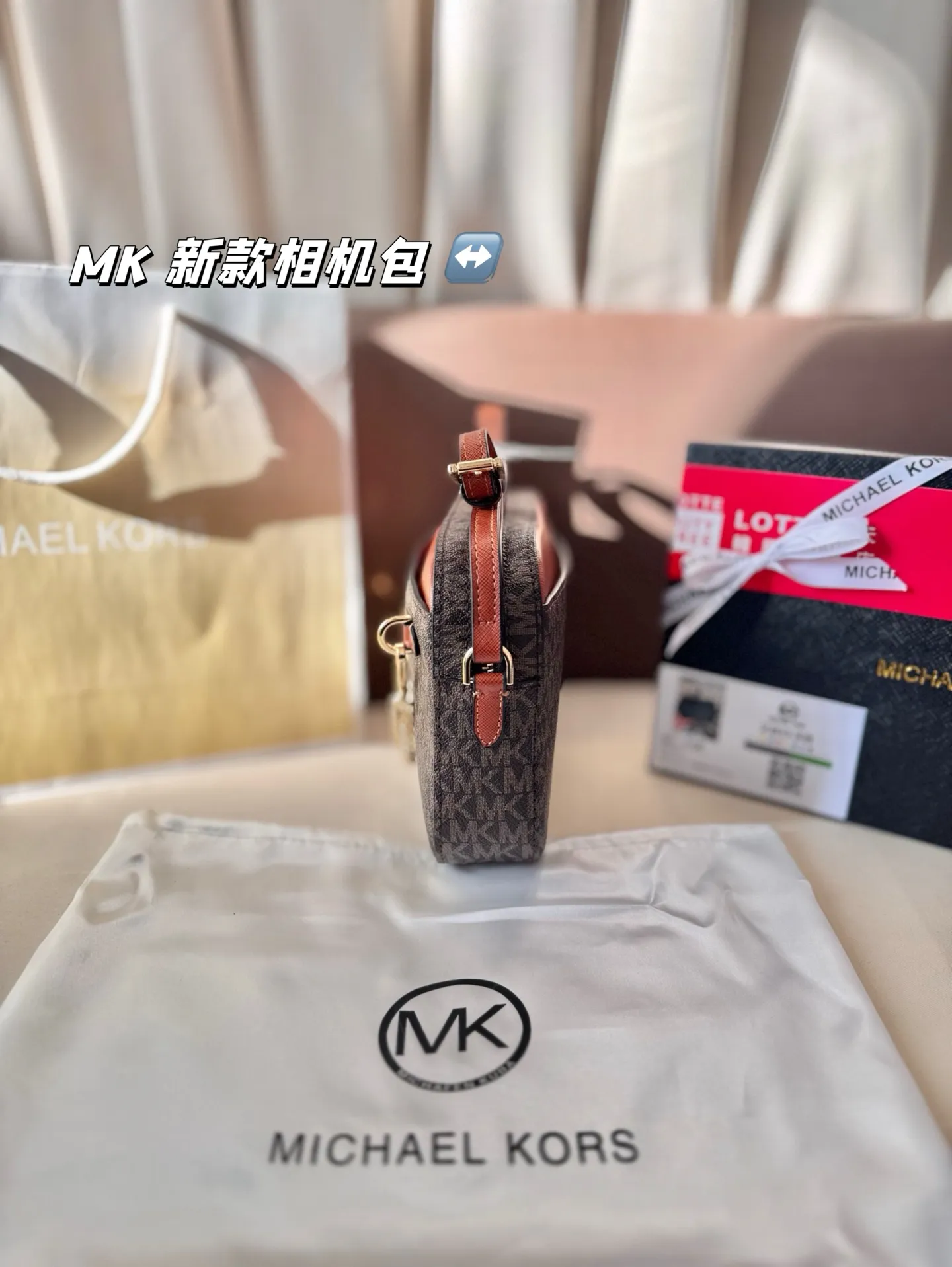 P130 配盒子 MK 新款相机包 专柜最新同歩 最新款 新鲜出炉啦‼️简直是美到人心啦 原版五金logo 首选进口皮料 质感超赞😍😍所谓人人必备一款 这个款式必须自留 真的是让人眼前一亮 喜欢的美妞抓紧啦 实物简直太美 尺寸:24*17