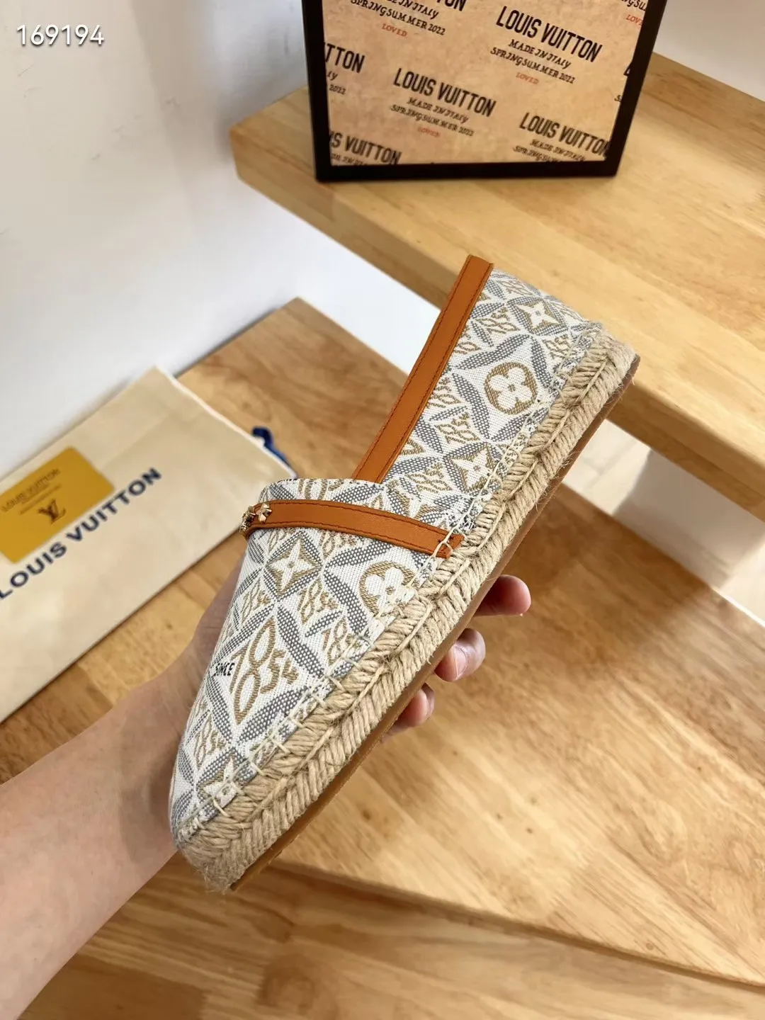 P210、🆕🆕🆕 【Lvui &hellip;&hellip;Vuitton/】顶级代购货，渔夫鞋 ！HK海港城原版购入，原版一比一开发，绝对放心卖！Starboard 平面便鞋取材于丹宁字母印花牛仔布，其LV交织字母花朵标识。传统麻绳编底和橡胶外底提升耐磨性能 &middot;丹宁牛仔布 &middot;麻绳编底 &middot;橡胶外底 &middot;lv字母花朵标识 &middot;意大利制造 &middot;码数35-41