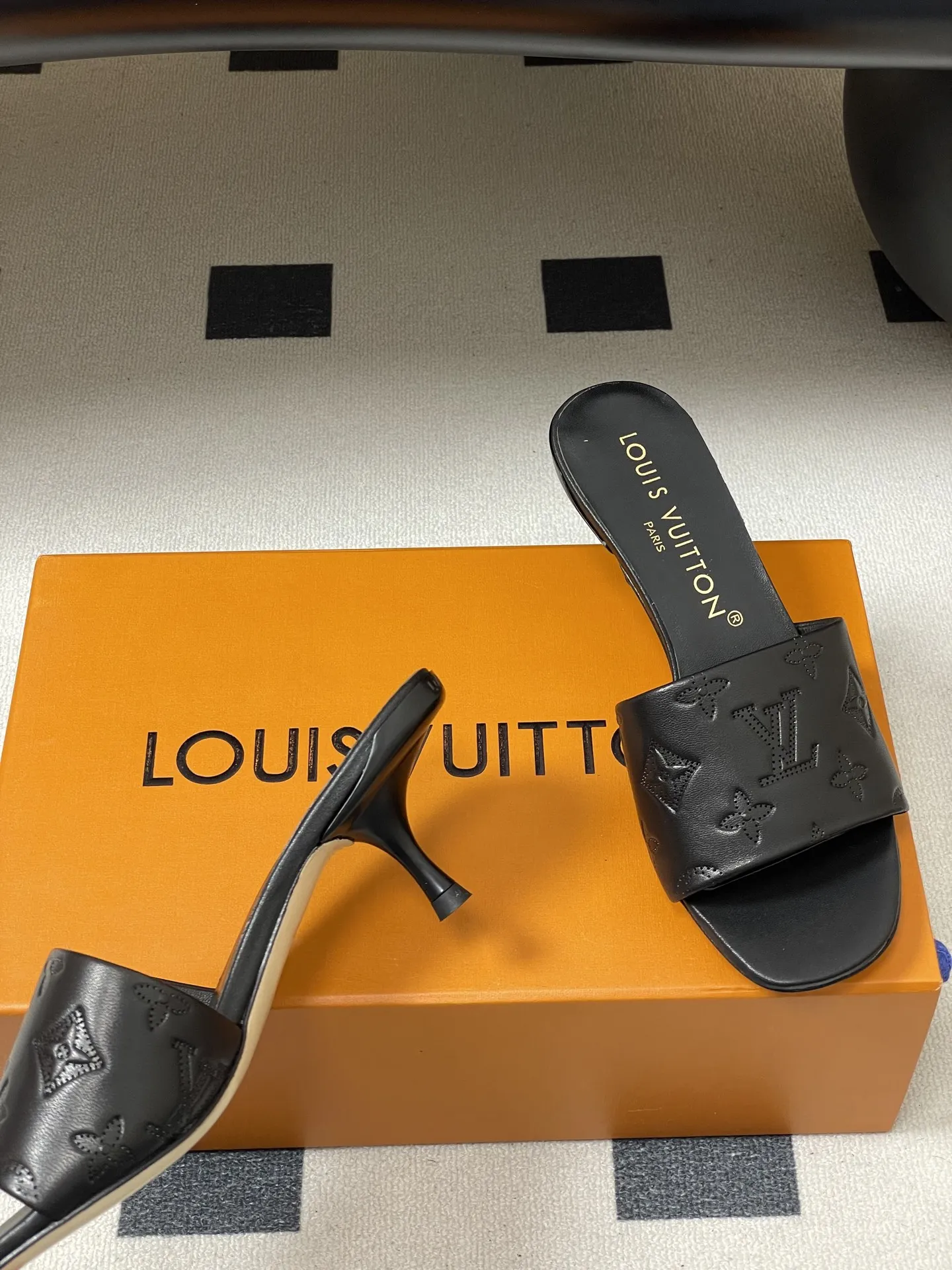 p260- 26Ss春夏新款Louis vuiteeon 路易威登LV 6AM凉拖鞋小猫跟拖鞋字母压印一字带平底拖鞋 本款6AM凉拖取材粒面牛皮革，以饰压印筑LV字母和Monogram花卉，令宽幅鞋面闪烁金属莹泽。妩媚小猫跟和柔软皮革外底完善整体。 鞋面：牛皮 内里垫脚：羊皮 鞋底：意大利真皮大底 跟高：平底/5.5cm 码数：35-39（40.41.42定做不退换）