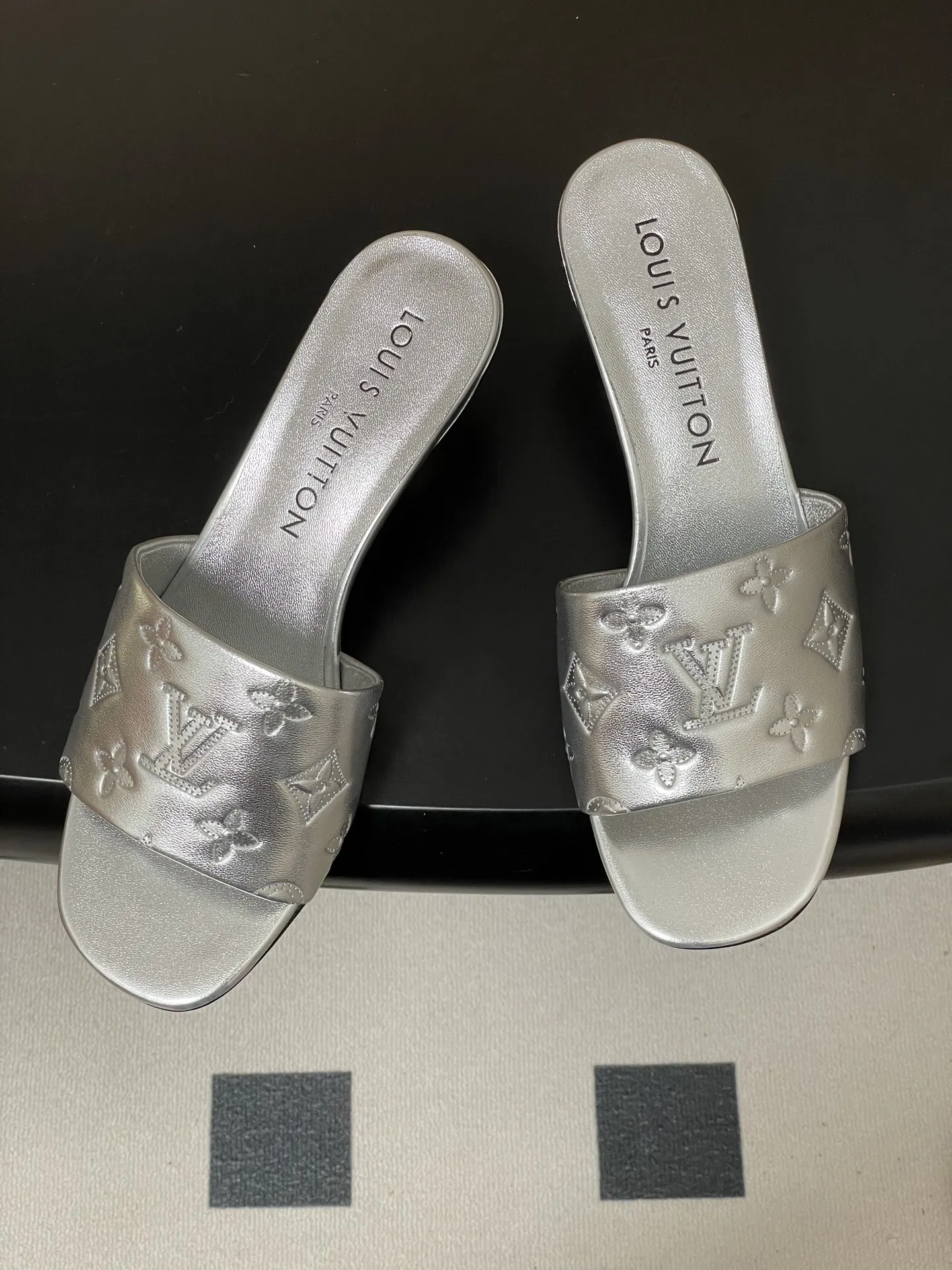 p260- 26Ss春夏新款Louis vuiteeon 路易威登LV 6AM凉拖鞋小猫跟拖鞋字母压印一字带平底拖鞋 本款6AM凉拖取材粒面牛皮革，以饰压印筑LV字母和Monogram花卉，令宽幅鞋面闪烁金属莹泽。妩媚小猫跟和柔软皮革外底完善整体。 鞋面：牛皮 内里垫脚：羊皮 鞋底：意大利真皮大底 跟高：平底/5.5cm 码数：35-39（40.41.42定做不退换）