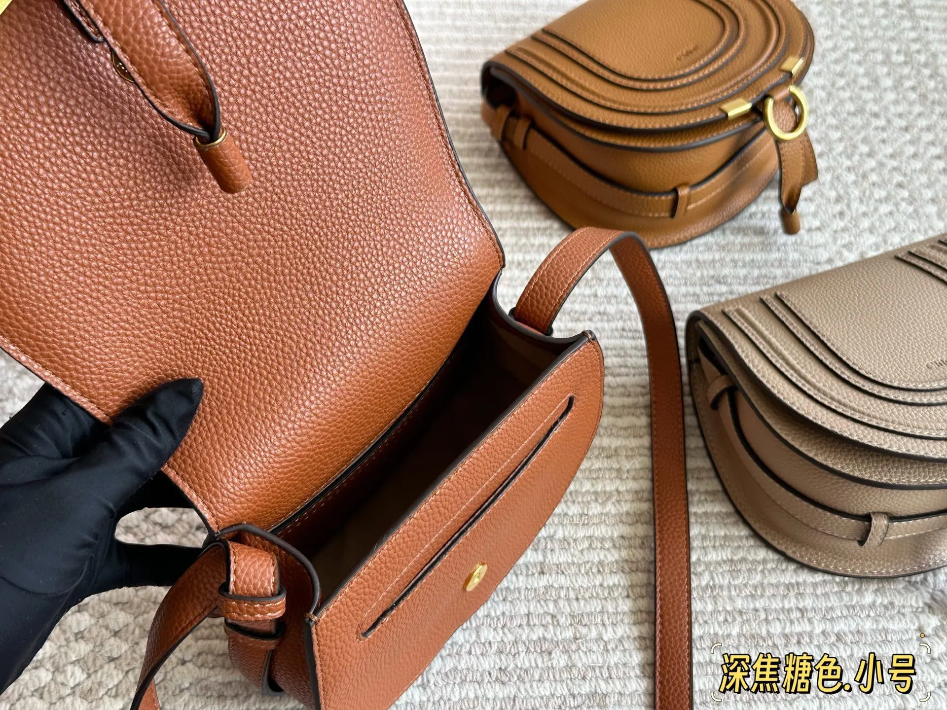 💰145 配盒 size:18*16cm Chloé 经典IT bag Marcie 经典马鞍廓形,全粒面柔软皮革! 实用且轻便,靓丽闪亮登场!