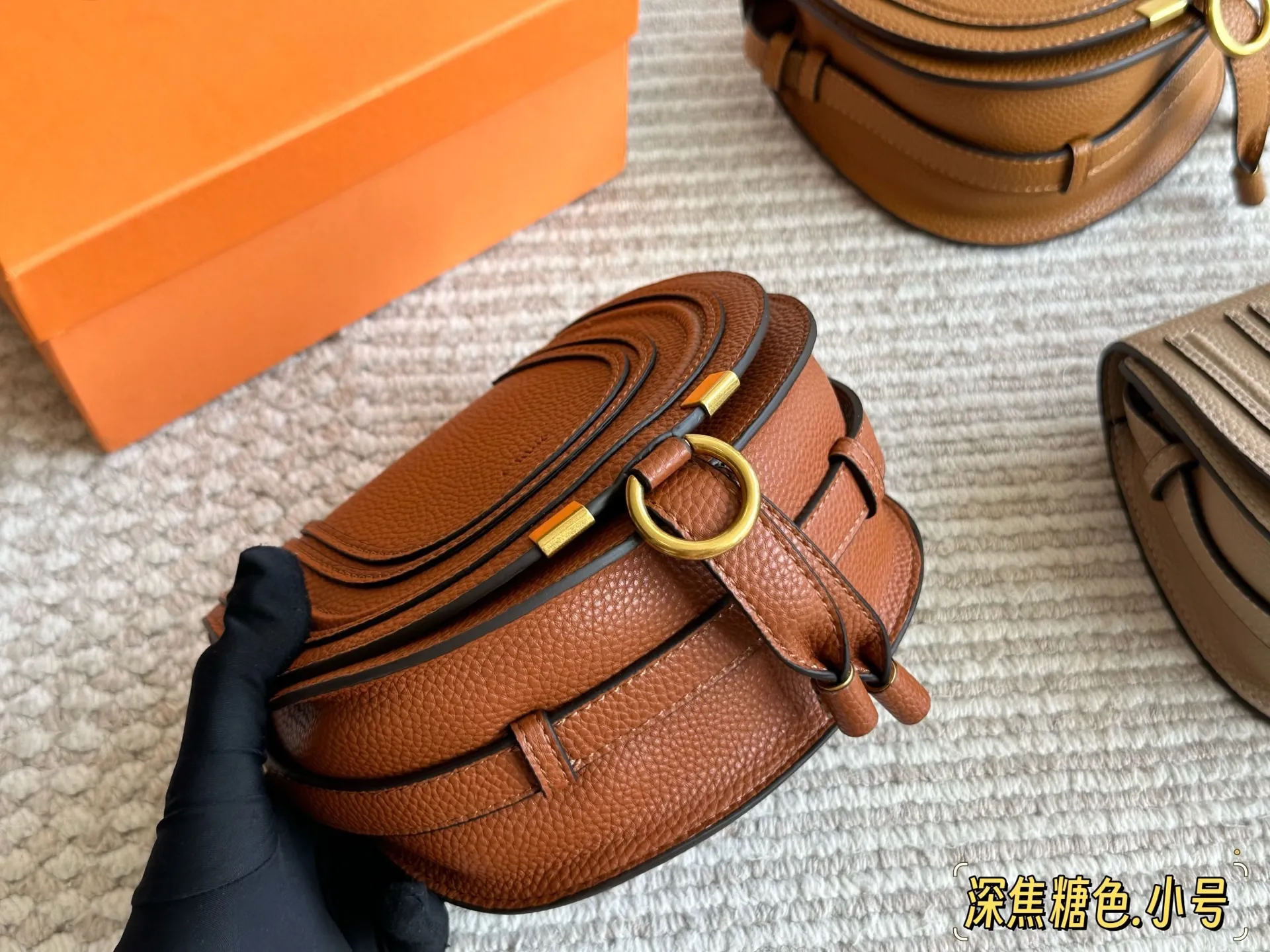 💰145 配盒 size:18*16cm Chlo&eacute; 经典IT bag Marcie 经典马鞍廓形，全粒面柔软皮革! 实用且轻便，靓丽闪亮登场!