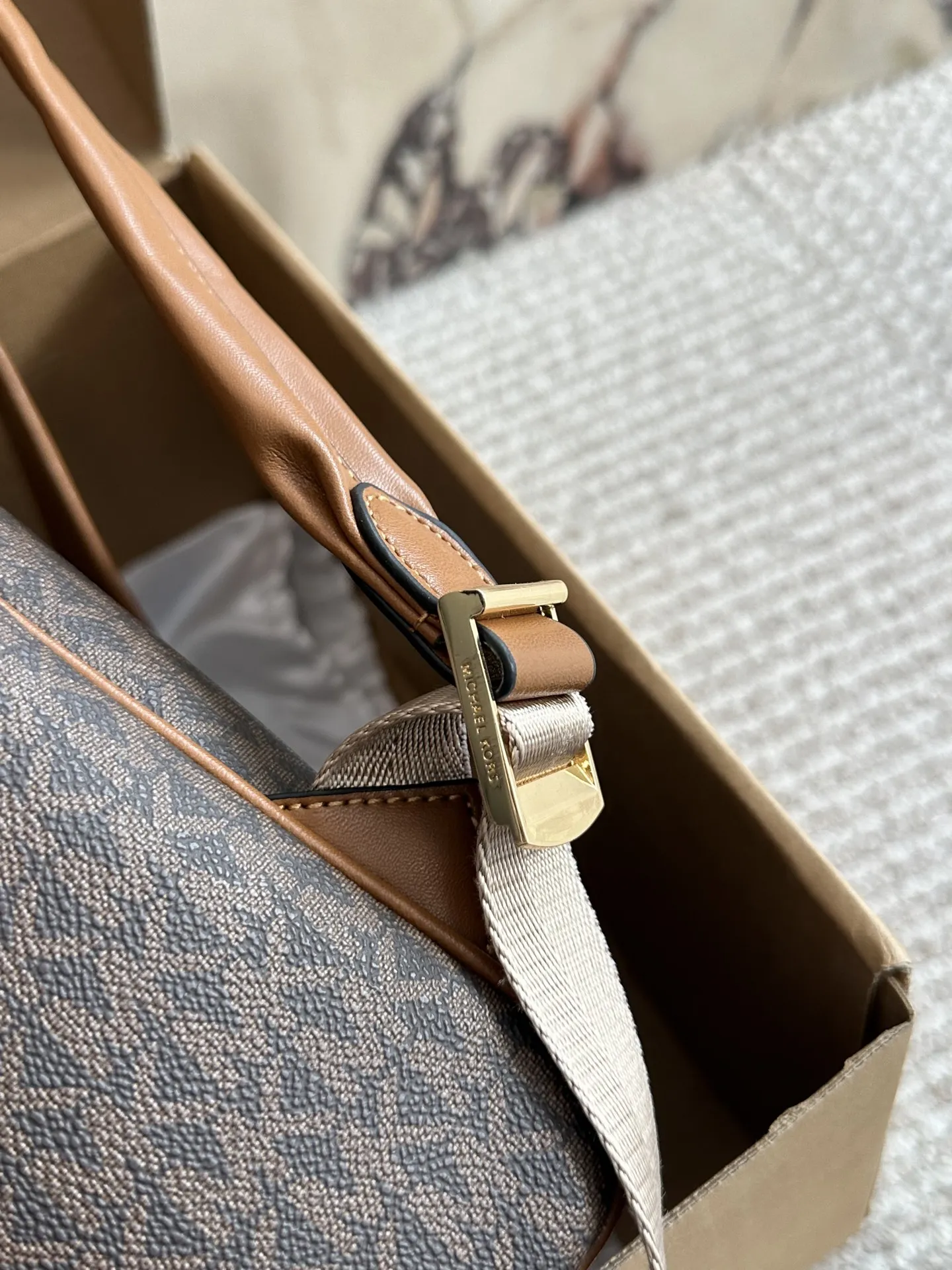 p190 配盒 MK复古双肩包JAYCEE系列中号 MK中号新款双肩包这个配色永远都是很受欢迎兴MichaelkorsMK新出的复古双肩包JAYCEE系列非常可尺寸约:24×10×30