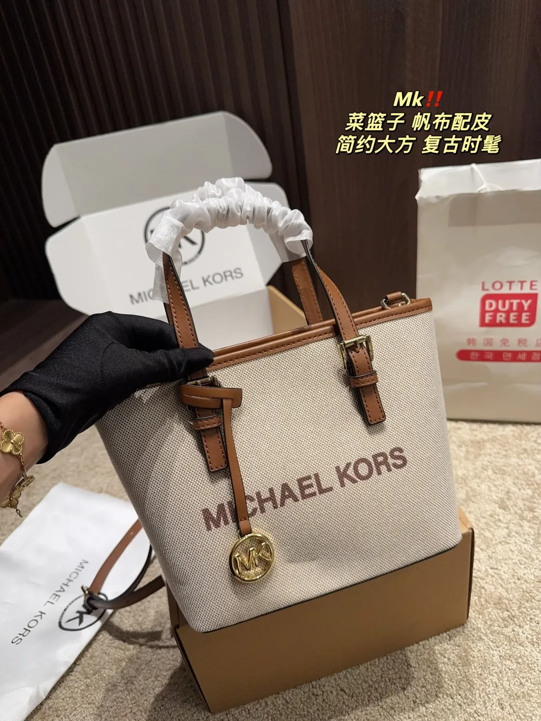 ✅帆布配皮 P160配盒⚠尺寸21.19cm MK 菜篮子 时髦拿捏住啦 不显老气好好搭啊 而旦貌美气质加成好高的呀~ 爱死了这份从容优雅