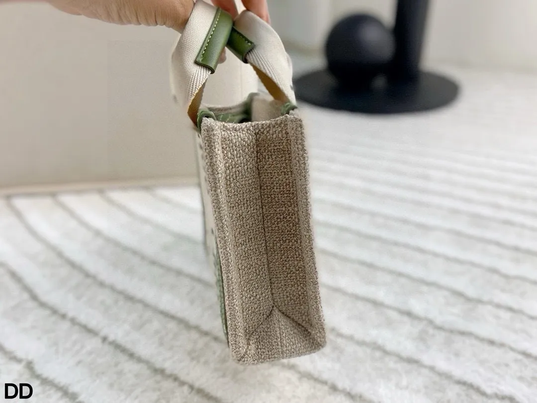 p100 无盒🎁 Chloe Woody tote mini 太有范儿了小巧可爱 配色高级 自重轻 手提斜挎完全无压力 mini的同时还可以放下手机哦 这贴心的设计太爱了!尺寸:19.5*15