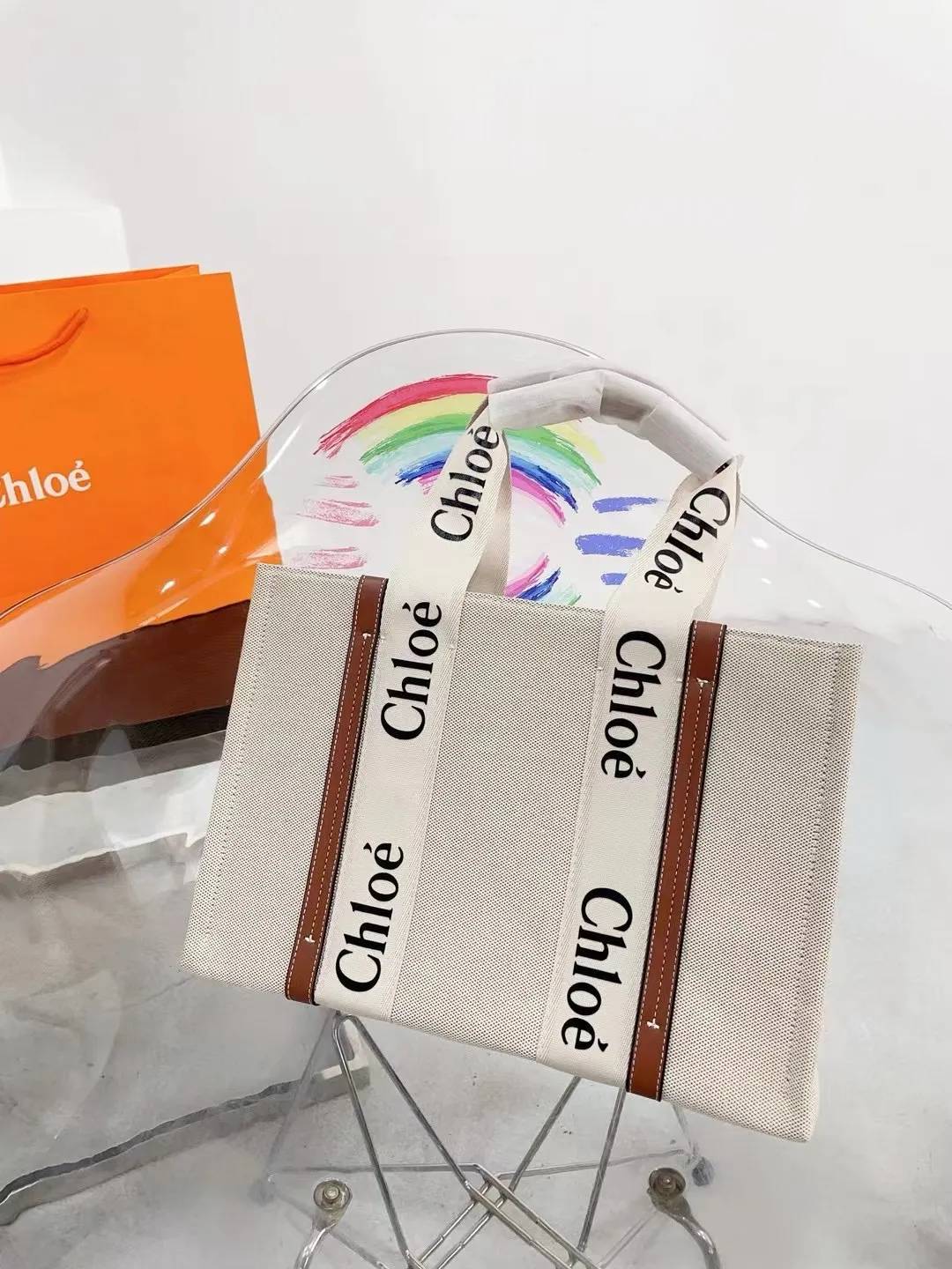 📷💰110 💰105 💰100 Chloe 克洛伊购物袋🛍️Chloe堪称潮包制作机,就在2021年伊始,有一款默默卖翻的手提袋 Woody Tote Bag,在社群掀起极高讨论度,主要原因除了款式美之外,更应容量能装,超高CP值等等优点 尺寸,45cm,37cm,27cm