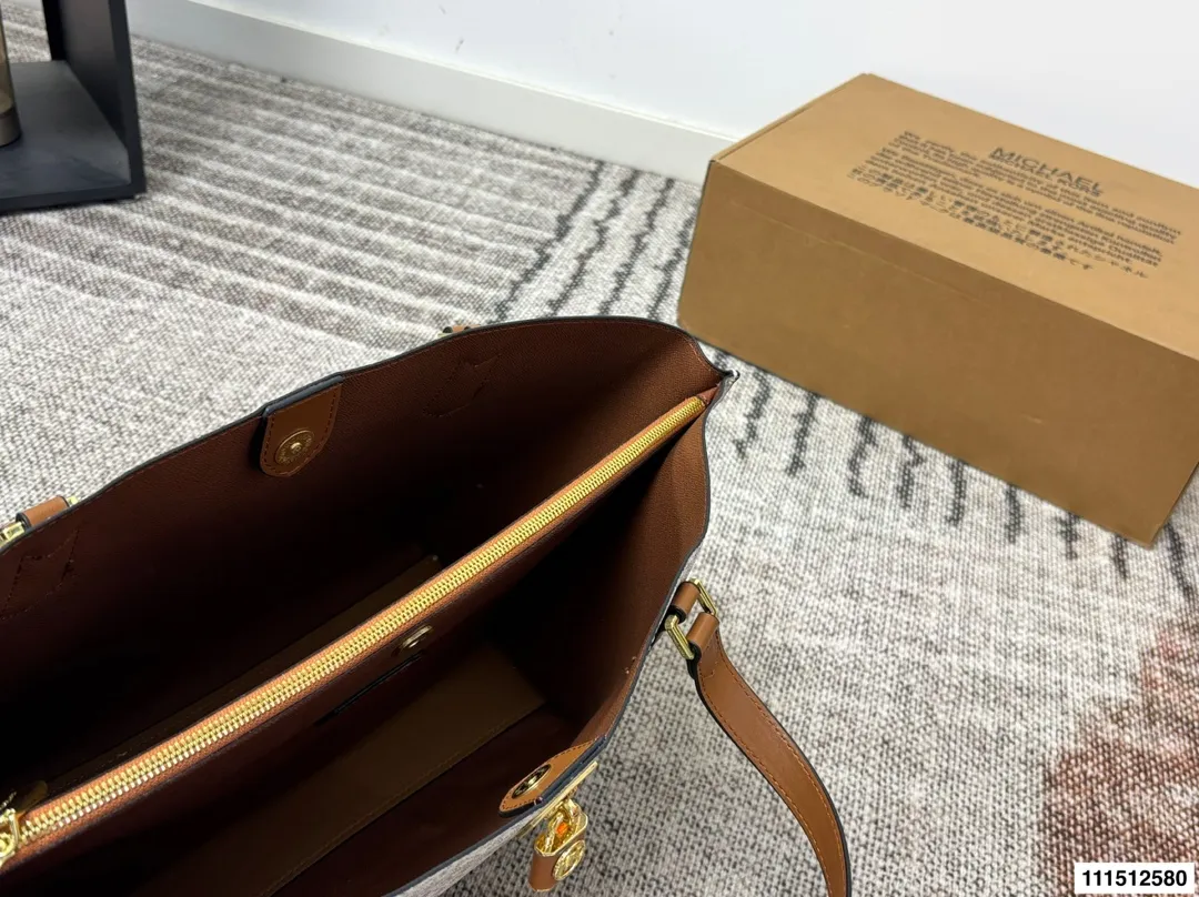 P170配盒⚠️尺寸34.25 MK 托特包 Mk应该算是轻奢品牌中质量最好的了,十分耐操,而且他家包包的设计一点也不会比大牌差,重点是还是咱家幂幂代言的哦。性价比极高,材质,设计都极好。低调的标志加上大气的外形设计,非常适合职场女性,低调又独立。