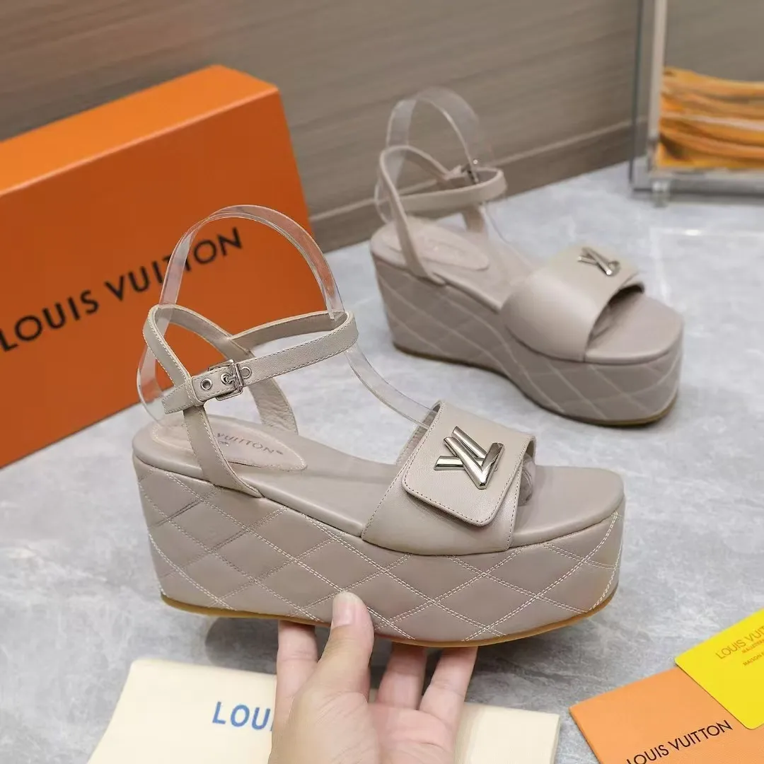 🔥🔥🔥顶级版本260💰💰 💯💯💯Lv最新恨天高 坡跟水台凉鞋 ⚡️2025夏季最新款Louis Vuitton/路易威登女款LV字母高跟凉鞋,此款V家凉鞋背面的Shake开放式臀部设计由进口小牛皮制成,大胆设计的色彩呈现,完美提升其现代线条,以其标志性的V行宽跟和带有品牌字母的精致细节而著称,灵感来自Twist包的标志性开舍,永恒的路易威登签名优雅 2025夏季女神们的夏季必备款, 原版复刻,脚感超舒适。尽显女王气质 鞋面:进口小牛软皮+LV字母装饰, 内里:进口羊皮 垫脚:进口羊皮垫脚, 大底:原版开模TPR大底 跟高:9CM 标准码:35-42(41 42码订做 不退不换) 配原版抽屉盒