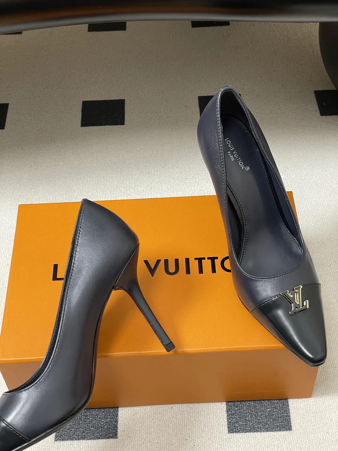 p290- 26ss春夏新款 LOUIS VUITTON 路易威登 LV 拼色高跟鞋系列经典字母V扣细跟浅口单鞋/平底芭蕾舞鞋 LV尖头单鞋，漆皮材质+经典Logo，简约优雅又超有辨识度！尖头设计拉长腿部线条，裸色百搭，通勤、职场、约会都能轻松驾驭。平底结构，舒适好走，长时间站立也不累。无论配西装裤还是连衣裙，都能轻松切换干练or温柔风格，是职场女生和时尚达人的必备单品！ 鞋面：定制小牛皮 内里垫脚：羊皮 鞋底：意大利真皮大底（原版开模注塑前掌） 跟高：9.5cm/6cm/平底 码数：35-39（40.41定做不退换）