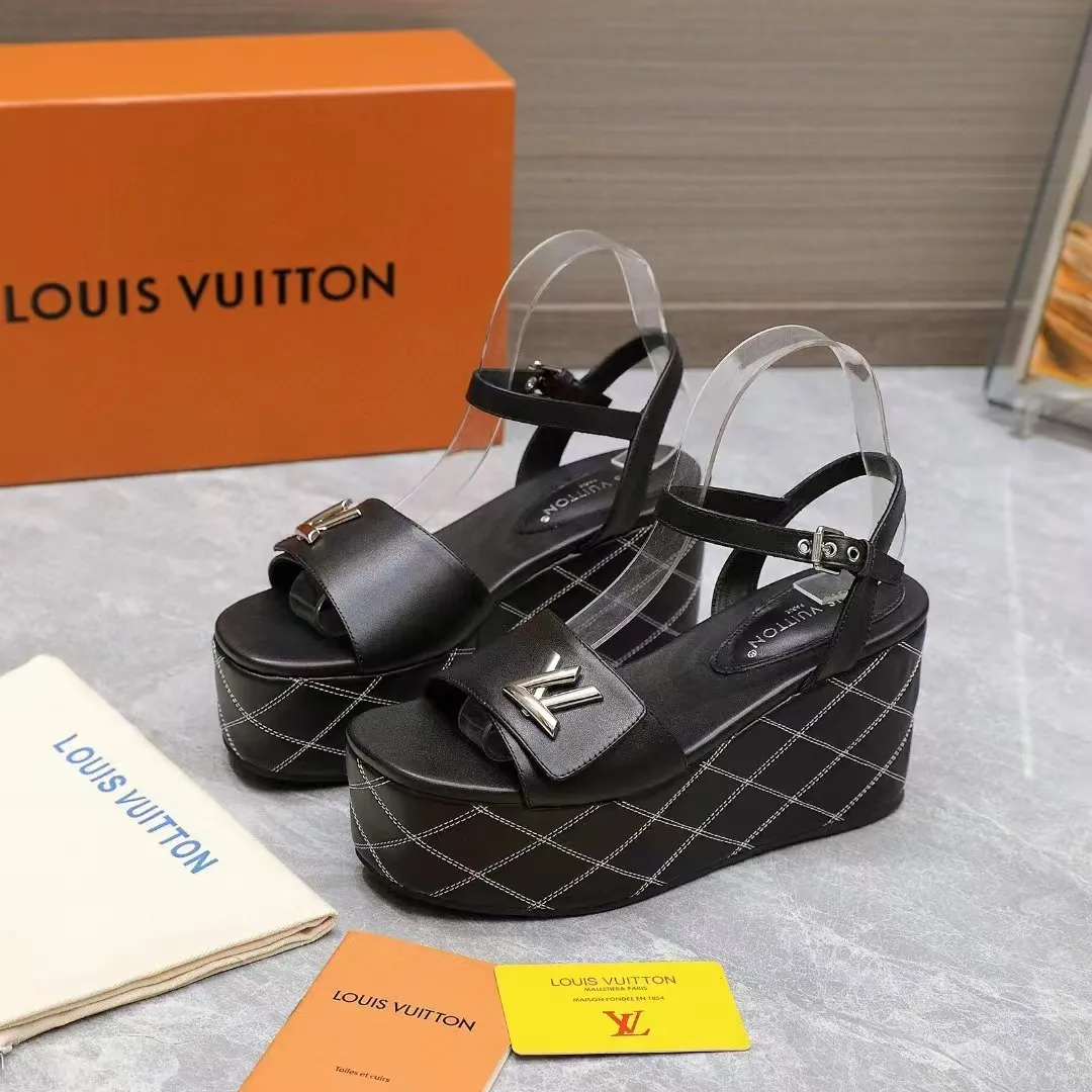 🔥🔥🔥顶级版本260💰💰 💯💯💯Lv最新恨天高 坡跟水台凉鞋 ⚡️2025夏季最新款Louis Vuitton/路易威登女款LV字母高跟凉鞋,此款V家凉鞋背面的Shake开放式臀部设计由进口小牛皮制成,大胆设计的色彩呈现,完美提升其现代线条,以其标志性的V行宽跟和带有品牌字母的精致细节而著称,灵感来自Twist包的标志性开舍,永恒的路易威登签名优雅 2025夏季女神们的夏季必备款, 原版复刻,脚感超舒适。尽显女王气质 鞋面:进口小牛软皮+LV字母装饰, 内里:进口羊皮 垫脚:进口羊皮垫脚, 大底:原版开模TPR大底 跟高:9CM 标准码:35-42(41 42码订做 不退不换) 配原版抽屉盒