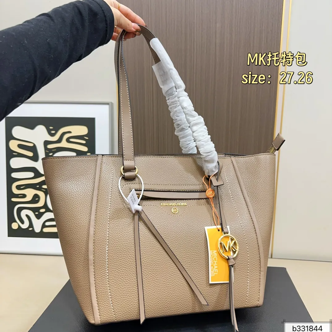 💰160 配盒⚠️尺寸27.26 MK tote托特包 很好打理还耐磨! 经典大方,显得整个人气质upup🔝 通勤or逛街 背它准没错 怎么搭 都好看,人称神仙包💃