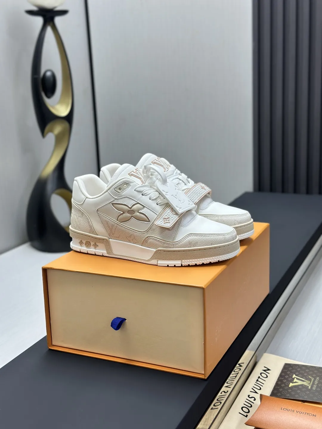 工厂直销¥300💰顶级版本 LV-路易威登-经典走秀新款 空胶工艺·原版1:1开发复刻!!上脚非常舒适 奢侈用料,做工精细,中底印有欧洲制造英文字母 鞋面由意大利进口小牛皮拼接,侧边饰有品牌LOGO标志及签名,最新乳胶垫脚➕网布内里,脚感超舒适。原厂特供原版双色TPU组合大底。套包工艺 固特异缝合锁边 面料:独家定制头层牛皮 配件:独家私模Vuitton 标识, 内里:定制丝滑网里-头层丝绸牛皮内里 大底:TPU组合大底耐磨防滑防黄 垫脚:新款乳胶垫-网纱吸汗 专柜工艺:全电脑针车拉线 鞋头 后套 冷热定型 全套拉帮套楦中低logo花纹 专柜包装 -鞋带 证书 卡片 说明书 合格证 防尘袋 全网最齐包装 女款35-40男款38-46(38/46订做不退换!