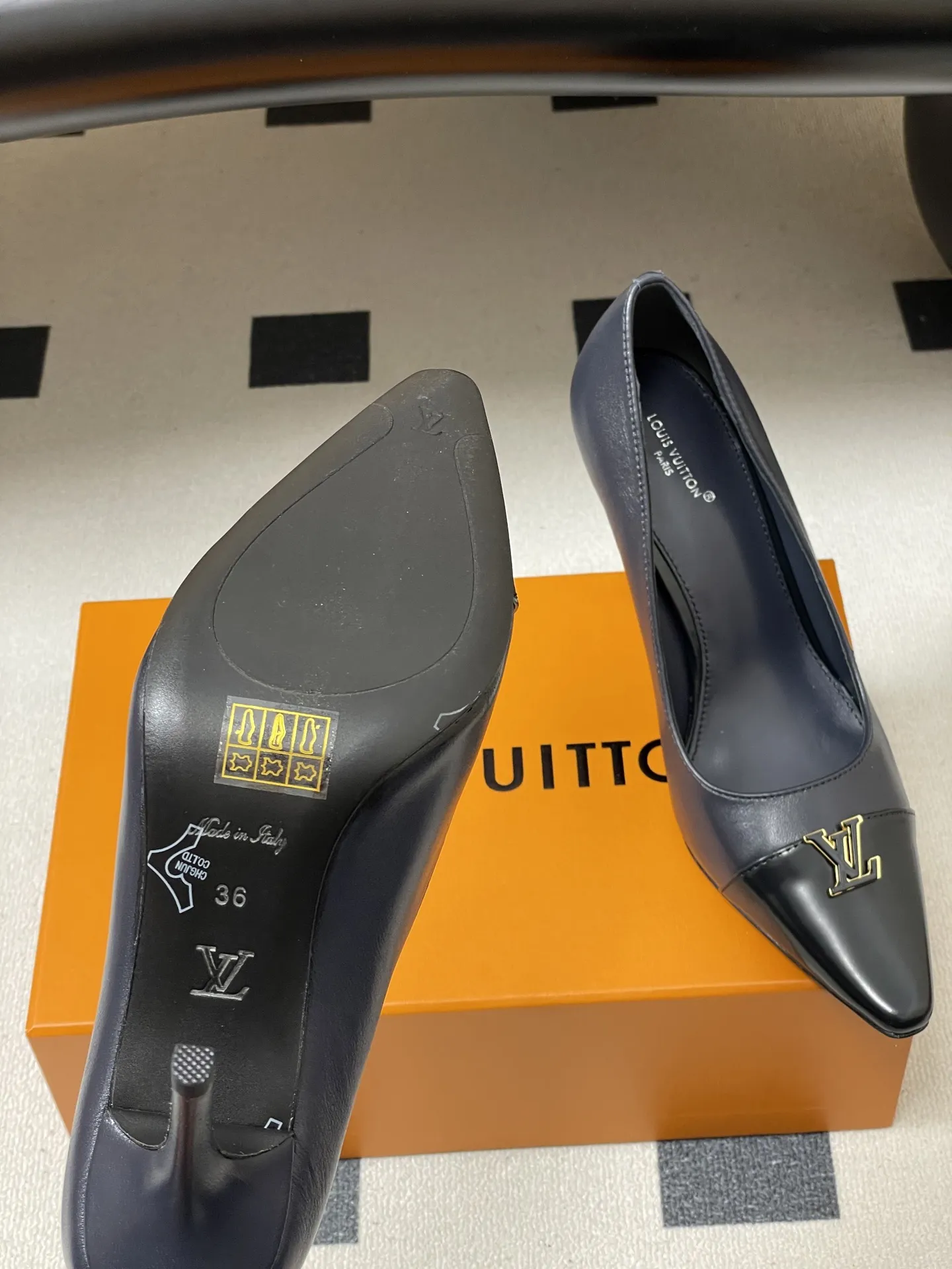 p290- 26ss春夏新款 LOUIS VUITTON 路易威登 LV 拼色高跟鞋系列经典字母V扣细跟浅口单鞋/平底芭蕾舞鞋 LV尖头单鞋,漆皮材质+经典Logo,简约优雅又超有辨识度!尖头设计拉长腿部线条,裸色百搭,通勤、职场、约会都能轻松驾驭。平底结构,舒适好走,长时间站立也不累。无论配西装裤还是连衣裙,都能轻松切换干练or温柔风格,是职场女生和时尚达人的必备单品! 鞋面:定制小牛皮 内里垫脚:羊皮 鞋底:意大利真皮大底(原版开模注塑前掌) 跟高:9.5cm/6cm/平底 码数:35-39(40.41定做不退换)