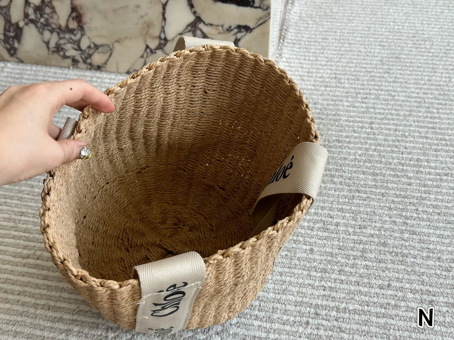 &yen;110 chloe这个新款草编包菜篮子 印logo的手提袋和皮肩带还有草编的组合真的好清爽炒适合海边，是属于夏天的包没错啦而且到目前为止没有跟任何人撞过包国 容量很大，可以放两部手机，还有一些女孩子补妆的东西，实用满分了，被路人夸好看是对它最大的赞美吧 夏天的样子 背起来吧 姐妹们 尺寸 25cm