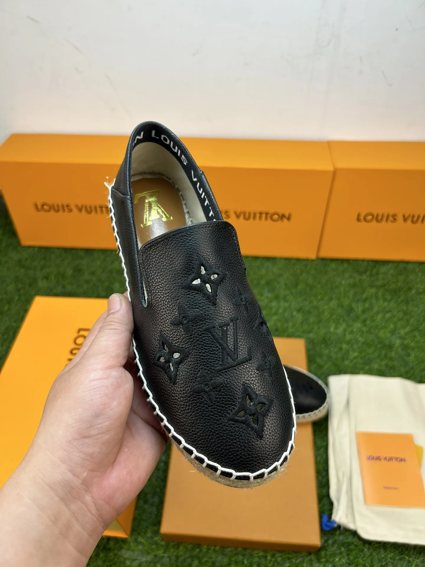 p220💰新品 LV/路易威登23ss春夏新款 、男女同款情侣渔夫鞋 、牛仔布字母渔夫鞋系列, 爆款单鞋,上脚很美。 购入正品原版build。 ⚡️正品级⚡️顶级货版本! 正品编号:050M 【材质】 1️⃣鞋面采用进口顶级牛仔布鞋面、十分舒适! 2️⃣水染羊皮内里和垫脚、闪耀夺目、脚感好到爆! 3⃣️原厂透明橡胶大底。 4️⃣颜色:白色、深蓝。 5️⃣男款:38-45码。 6️⃣女款:34-42码。