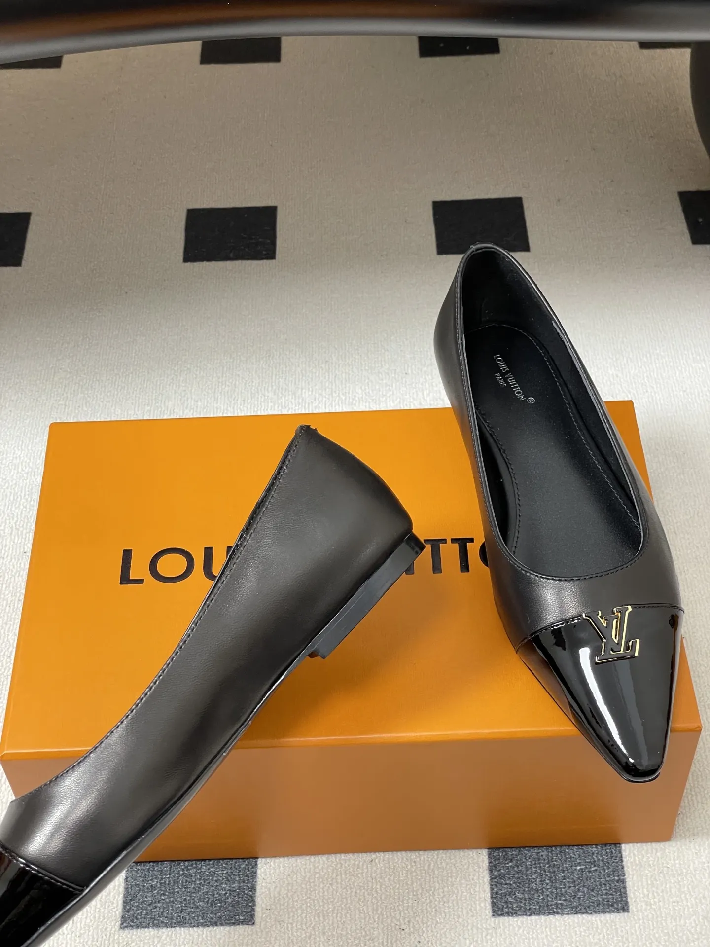 p290- 26ss春夏新款 LOUIS VUITTON 路易威登 LV 拼色高跟鞋系列经典字母V扣细跟浅口单鞋/平底芭蕾舞鞋 LV尖头单鞋，漆皮材质+经典Logo，简约优雅又超有辨识度！尖头设计拉长腿部线条，裸色百搭，通勤、职场、约会都能轻松驾驭。平底结构，舒适好走，长时间站立也不累。无论配西装裤还是连衣裙，都能轻松切换干练or温柔风格，是职场女生和时尚达人的必备单品！ 鞋面：定制小牛皮 内里垫脚：羊皮 鞋底：意大利真皮大底（原版开模注塑前掌） 跟高：9.5cm/6cm/平底 码数：35-39（40.41定做不退换）