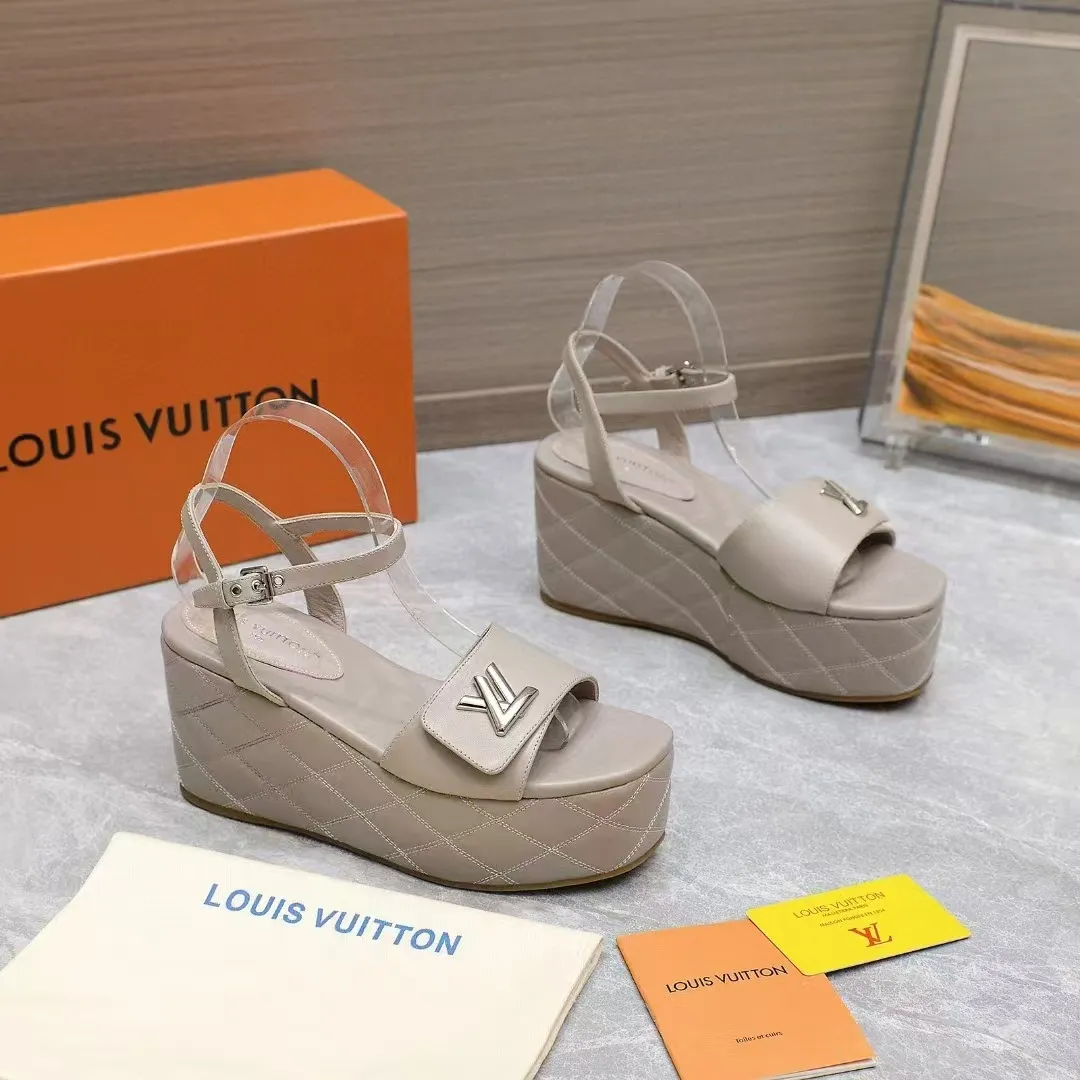 🔥🔥🔥顶级版本260💰💰 💯💯💯Lv最新恨天高 坡跟水台凉鞋 ⚡️2025夏季最新款Louis Vuitton/路易威登女款LV字母高跟凉鞋，此款V家凉鞋背面的Shake开放式臀部设计由进口小牛皮制成，大胆设计的色彩呈现，完美提升其现代线条，以其标志性的V行宽跟和带有品牌字母的精致细节而著称，灵感来自Twist包的标志性开舍，永恒的路易威登签名优雅 2025夏季女神们的夏季必备款， 原版复刻，脚感超舒适。尽显女王气质 鞋面：进口小牛软皮+LV字母装饰， 内里：进口羊皮 垫脚：进口羊皮垫脚， 大底：原版开模TPR大底 跟高：9CM 标准码：35-42(41 42码订做 不退不换) 配原版抽屉盒