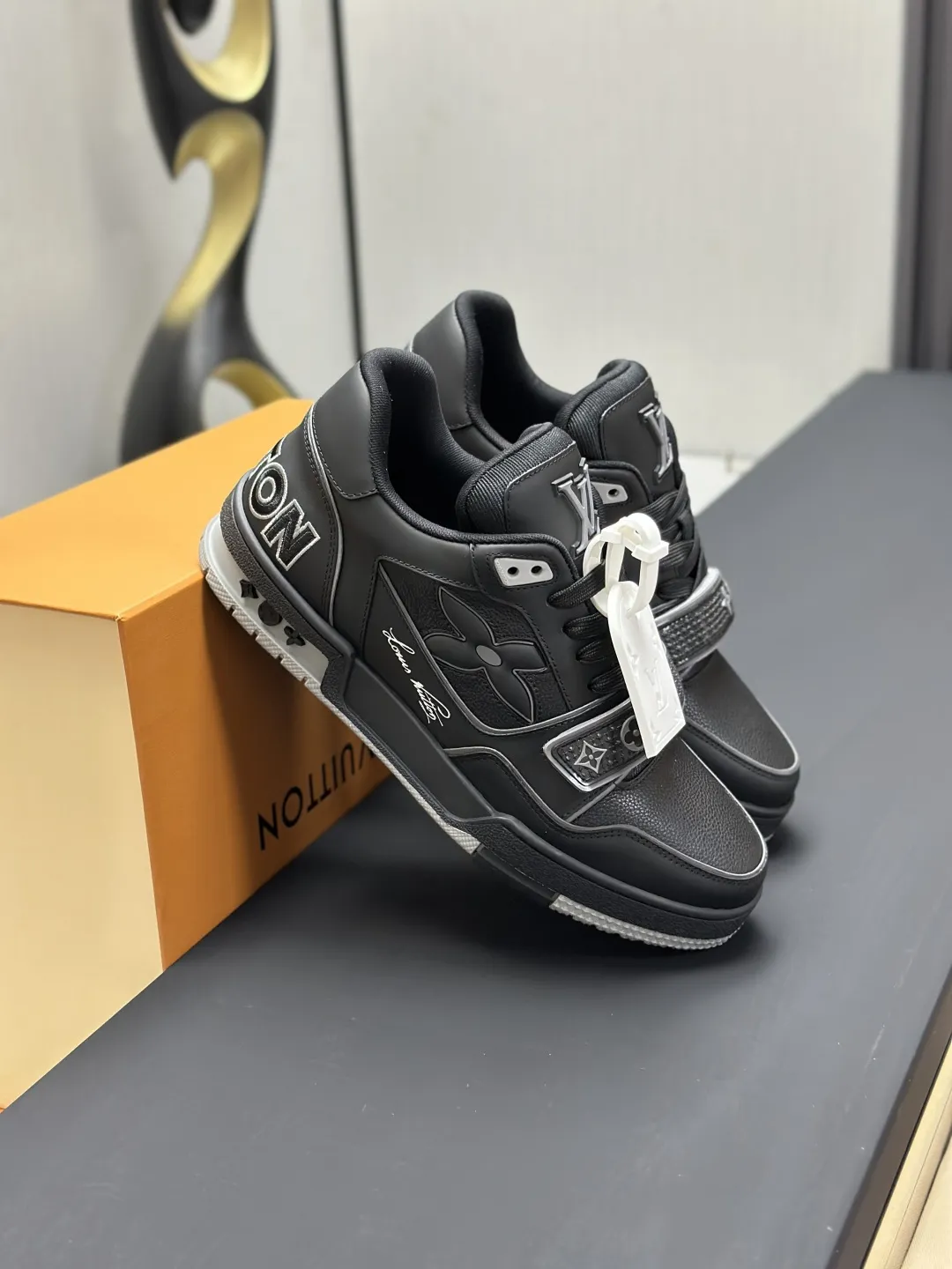 工厂直销&yen;300💰顶级版本 LV-路易威登-经典走秀新款 空胶工艺&middot;原版1：1开发复刻！！上脚非常舒适 奢侈用料，做工精细，中底印有欧洲制造英文字母 鞋面由意大利进口小牛皮拼接，侧边饰有品牌LOGO标志及签名，最新乳胶垫脚➕网布内里，脚感超舒适。原厂特供原版双色TPU组合大底。套包工艺 固特异缝合锁边 面料:独家定制头层牛皮 配件:独家私模Vuitton 标识， 内里:定制丝滑网里-头层丝绸牛皮内里 大底:TPU组合大底耐磨防滑防黄 垫脚:新款乳胶垫-网纱吸汗 专柜工艺:全电脑针车拉线 鞋头 后套 冷热定型 全套拉帮套楦中低logo花纹 专柜包装 -鞋带 证书 卡片 说明书 合格证 防尘袋 全网最齐包装 女款35-40男款38-46（38/46订做不退换！