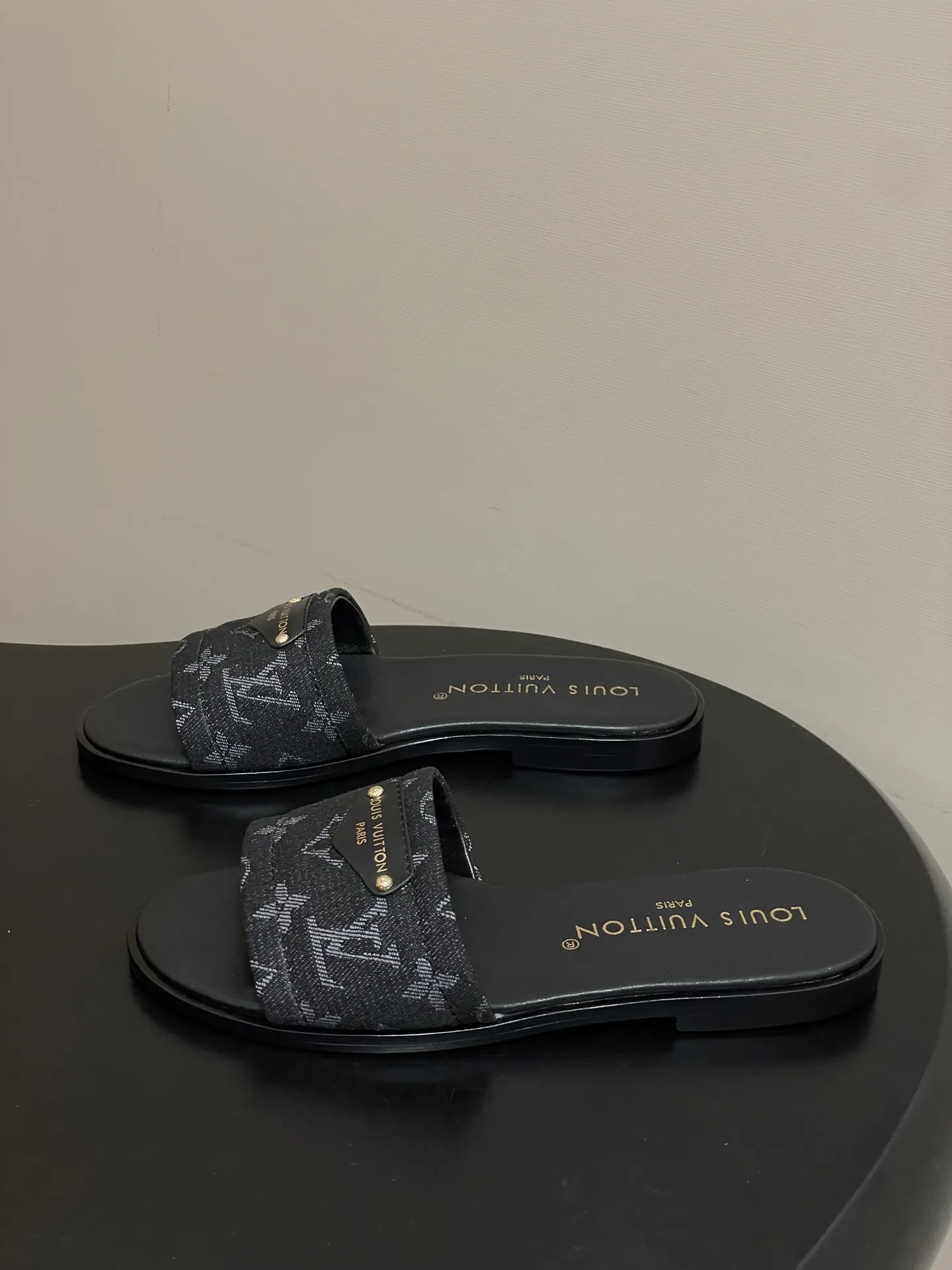 p260- 25ss夏季新款 LOUIS VUITTON 路易威登 Lv Lily丹宁牛仔老花布平底一字带凉拖鞋 Lily 平底凉拖以标志性Monogram丹宁布构筑闲雅设计,为宽幅鞋面融入路易威登标识压纹皮革标签和耀目饰钉,与皮具系列异曲同工。嵌入橡胶的柔软皮革外底升级舒适体验。 鞋面:定制丹宁老花布 内里垫脚:羊皮 鞋底:意大利加厚真皮大底 码数:35-41(40.41定做不退换)