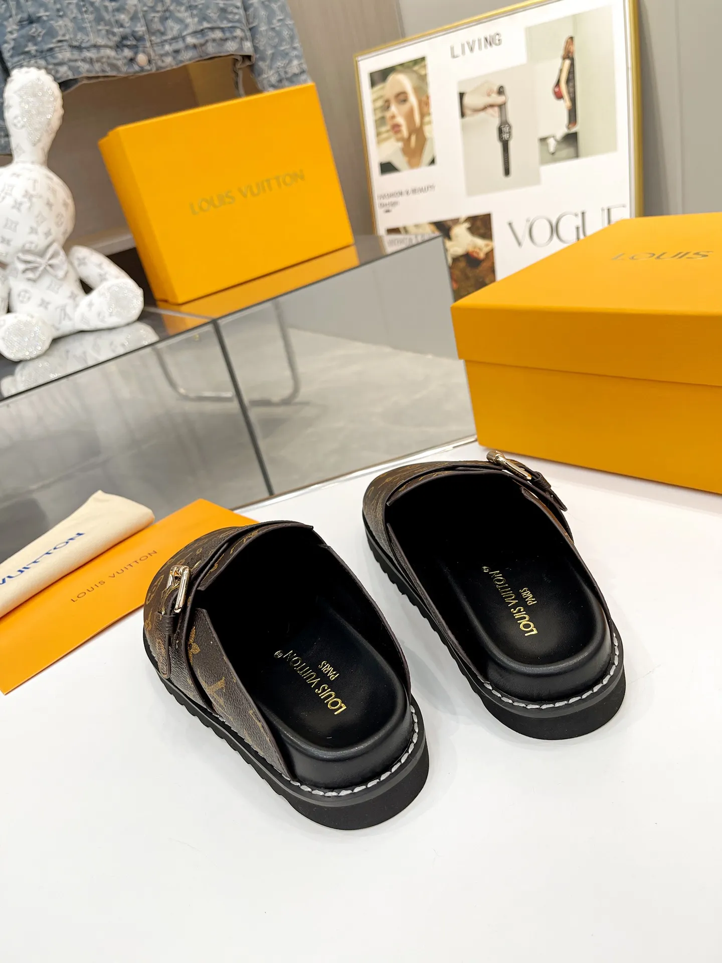 出厂价:190💰(男➕10) LV高版本早春款情侣款拖鞋,原版英国购入秀场出镜率非常高,新的logo五金标识实在加分,设计独具一格,低调又凸显品牌魅力,半拖设计除了好穿、显瘦, 穿腻了一成不变的拖鞋不妨试试这个,上脚简直太好看了 超酷超飒拖鞋,上脚显瘦增高超级百搭,脚感非常好,日常休闲都可以, 原版一比一复刻版型 …… ✅鞋面:原版老花皮 ✅内里:羊皮 ✅大底:原版橡胶发泡 ✅底高:3cm ✅包装:精美包装盒 ✅码数:35-45 ✅颜色:官网同步3色