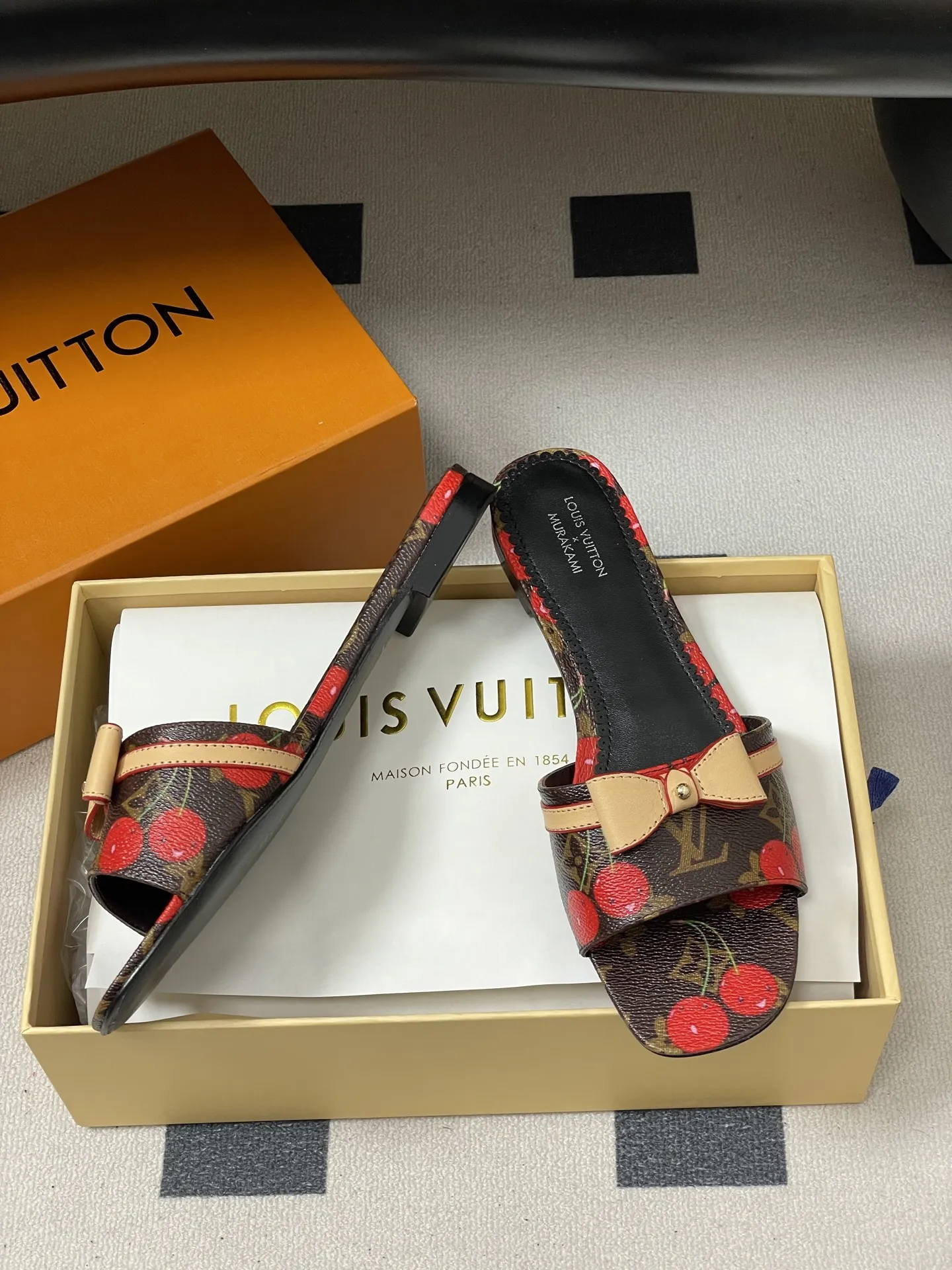 p260- 25Ss春夏新款Louis vuiteeon 路易威登 × 村上隆第三章🍒樱桃系列 LV X TM 9AM凉拖鞋老花樱桃🍒小猫跟拖鞋 小红书爆款小猫跟经典老花蝴蝶结拖鞋 路易威登×村上隆白彩联名全幅Monogram图案浸染彩虹色调,娓娓道出日本艺术家村上隆的标志性笔触。便鞋构型融入优雅小猫跟,饰钉牛皮革带再添摩登风范。 鞋面:3D打印牛皮 内里垫脚:羊皮 鞋底:意大利真皮大底 码数:35-39(40.41.42定做不退换)