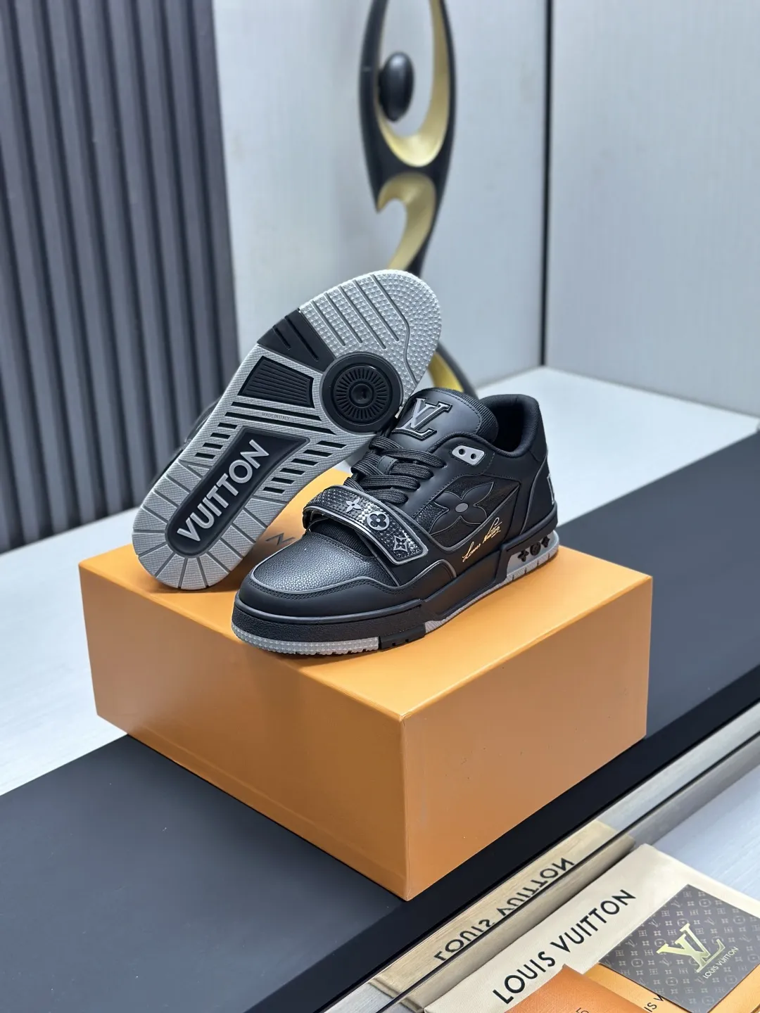 工厂直销¥300💰顶级版本 LV-路易威登-经典走秀新款 空胶工艺·原版1:1开发复刻!!上脚非常舒适 奢侈用料,做工精细,中底印有欧洲制造英文字母 鞋面由意大利进口小牛皮拼接,侧边饰有品牌LOGO标志及签名,最新乳胶垫脚➕网布内里,脚感超舒适。原厂特供原版双色TPU组合大底。套包工艺 固特异缝合锁边 面料:独家定制头层牛皮 配件:独家私模Vuitton 标识, 内里:定制丝滑网里-头层丝绸牛皮内里 大底:TPU组合大底耐磨防滑防黄 垫脚:新款乳胶垫-网纱吸汗 专柜工艺:全电脑针车拉线 鞋头 后套 冷热定型 全套拉帮套楦中低logo花纹 专柜包装 -鞋带 证书 卡片 说明书 合格证 防尘袋 全网最齐包装 女款35-40男款38-46(38/46订做不退换!