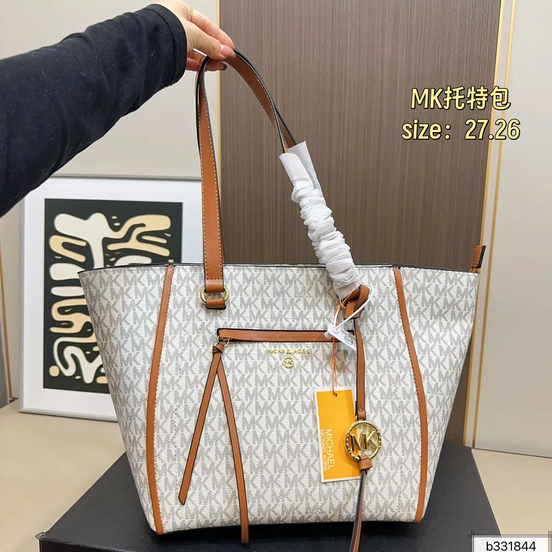 💰160 配盒⚠️尺寸27.26 MK tote托特包 很好打理还耐磨! 经典大方,显得整个人气质upup🔝 通勤or逛街 背它准没错 怎么搭 都好看,人称神仙包💃