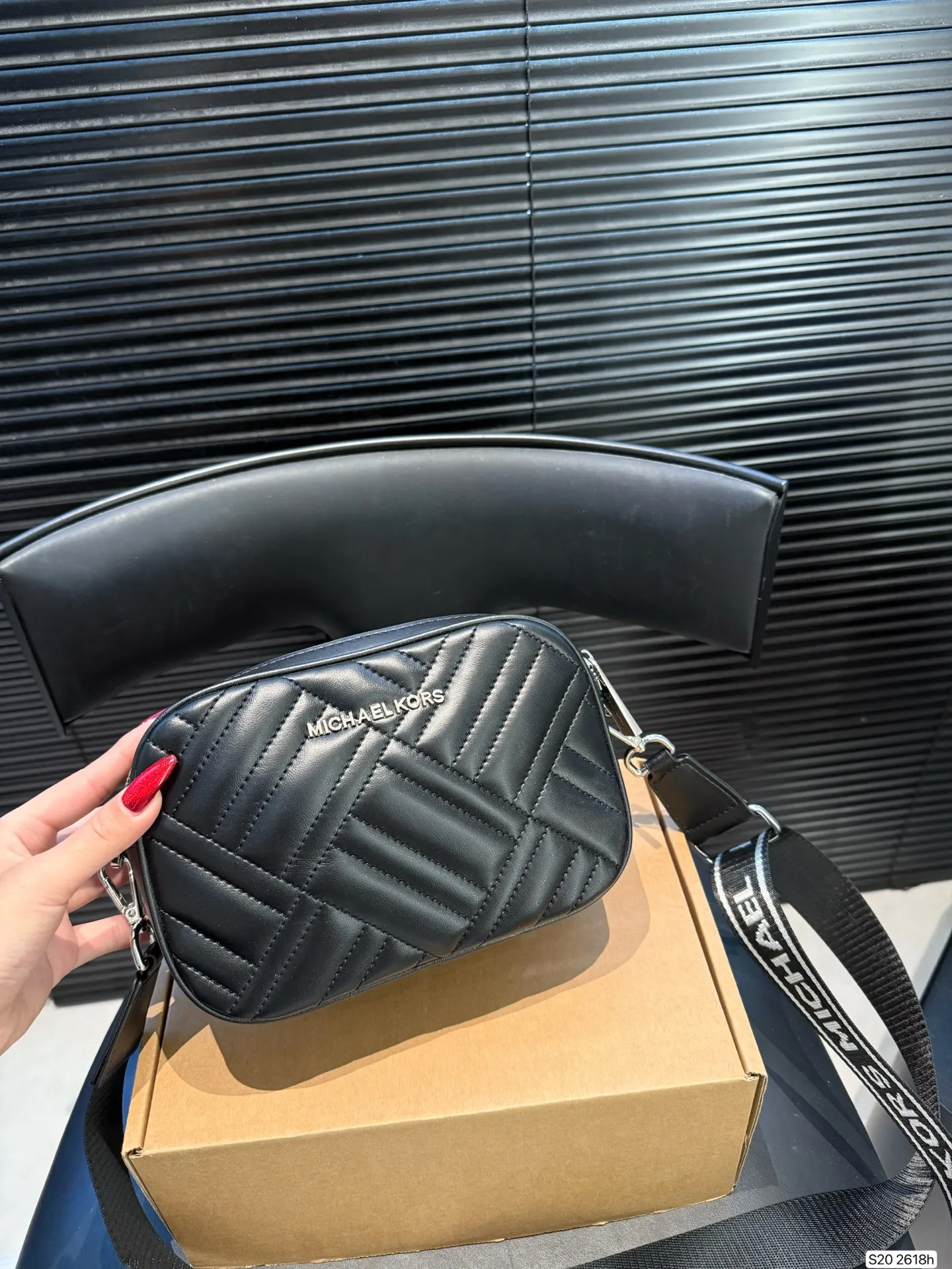 P150 配盒子 MK 双层相机包 具有独特的艺术气息 简单百搭 颜值高 日常出街首选 尺寸：21 14 货号2618 ​