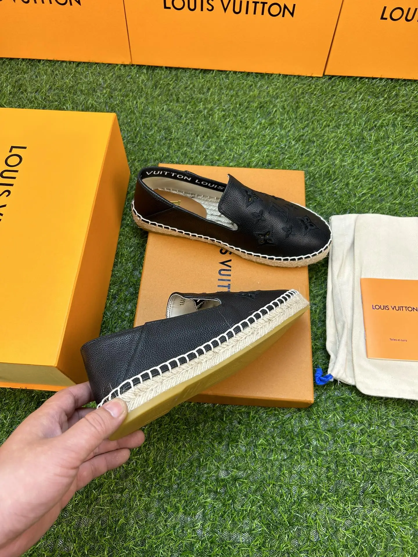 p220💰新品 LV/路易威登23ss春夏新款 、男女同款情侣渔夫鞋 、牛仔布字母渔夫鞋系列， 爆款单鞋，上脚很美。 购入正品原版build。 ⚡️正品级⚡️顶级货版本！ 正品编号：050M 【材质】 1️⃣鞋面采用进口顶级牛仔布鞋面、十分舒适！ 2️⃣水染羊皮内里和垫脚、闪耀夺目、脚感好到爆！ 3⃣️原厂透明橡胶大底。 4️⃣颜色：白色、深蓝。 5️⃣男款：38-45码。 6️⃣女款：34-42码。