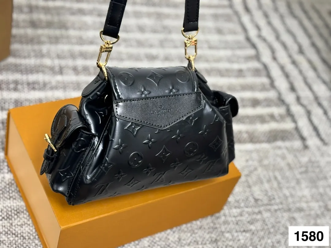 P175 size:23×17 LV路易威登新款odyssee 链条单肩包💕 创新细节➕摩登与复古的完美碰撞 隐藏式锁扣➕可调节肩带 兼具颜值与功能性 容量非常不错,适合各种场合 实用包型,日常搭配瞬间提升气质‼️