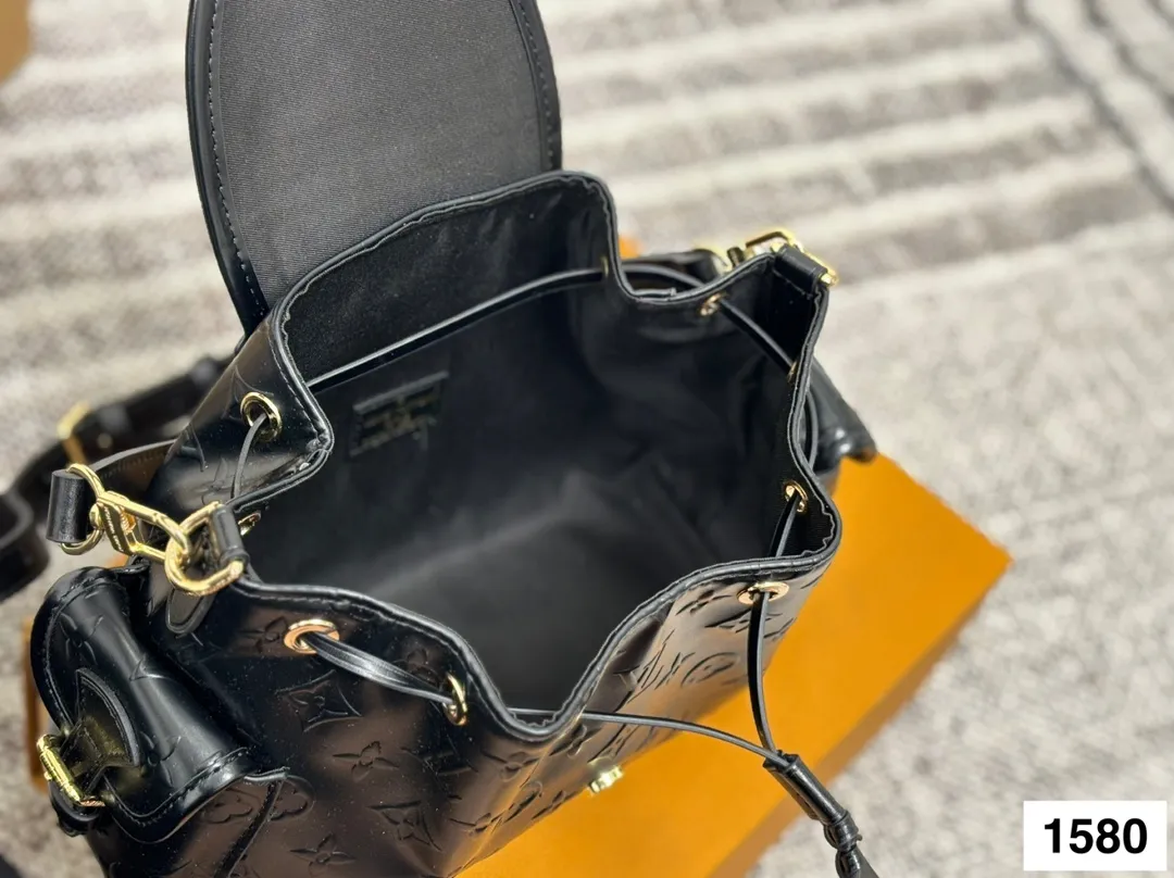 P175 size:23×17 LV路易威登新款odyssee 链条单肩包💕 创新细节➕摩登与复古的完美碰撞 隐藏式锁扣➕可调节肩带 兼具颜值与功能性 容量非常不错,适合各种场合 实用包型,日常搭配瞬间提升气质‼️