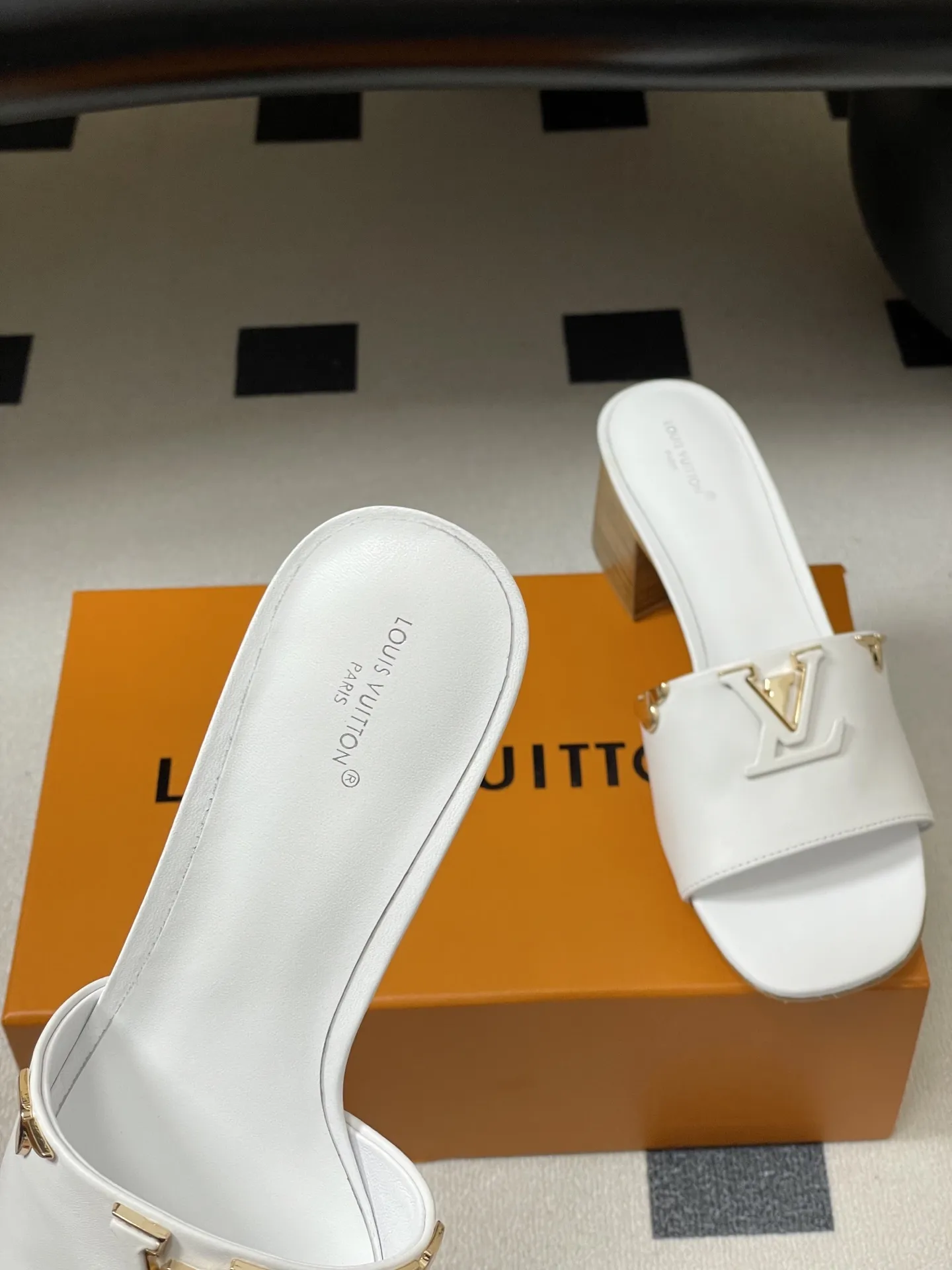 p260- 经典款Louis vuitteon路易威登 Lv Isola凉拖鞋系列经典字母logo大扣一字带粗跟拖鞋五金扣平底凉拖鞋 LV Isola穆勒凉拖,选用优质小牛皮,搭配金属LV Logo,简约又超有辨识度!木质粗跟设计,舒适又时髦,日常通勤、休闲都能轻松驾驭。开放式鞋面,夏天穿超透气,白色百搭,裙装裤装随心搭配,轻松get高级感穿搭风格! 这款拖鞋展示的是一种轻松而优雅的风格,由柔软的小牛皮制成。这款型号以其宽大的鞋面而闻名,上面点缀着部分皮革覆盖的品牌配件,加以精致而耐用的皮革大底完成了这一设计! 鞋面:定制小牛皮 内里垫脚:羊皮 跟高:平底/4.5cm 鞋底:意大利真皮大底 码数:35-39(40.41.42定做不退换)