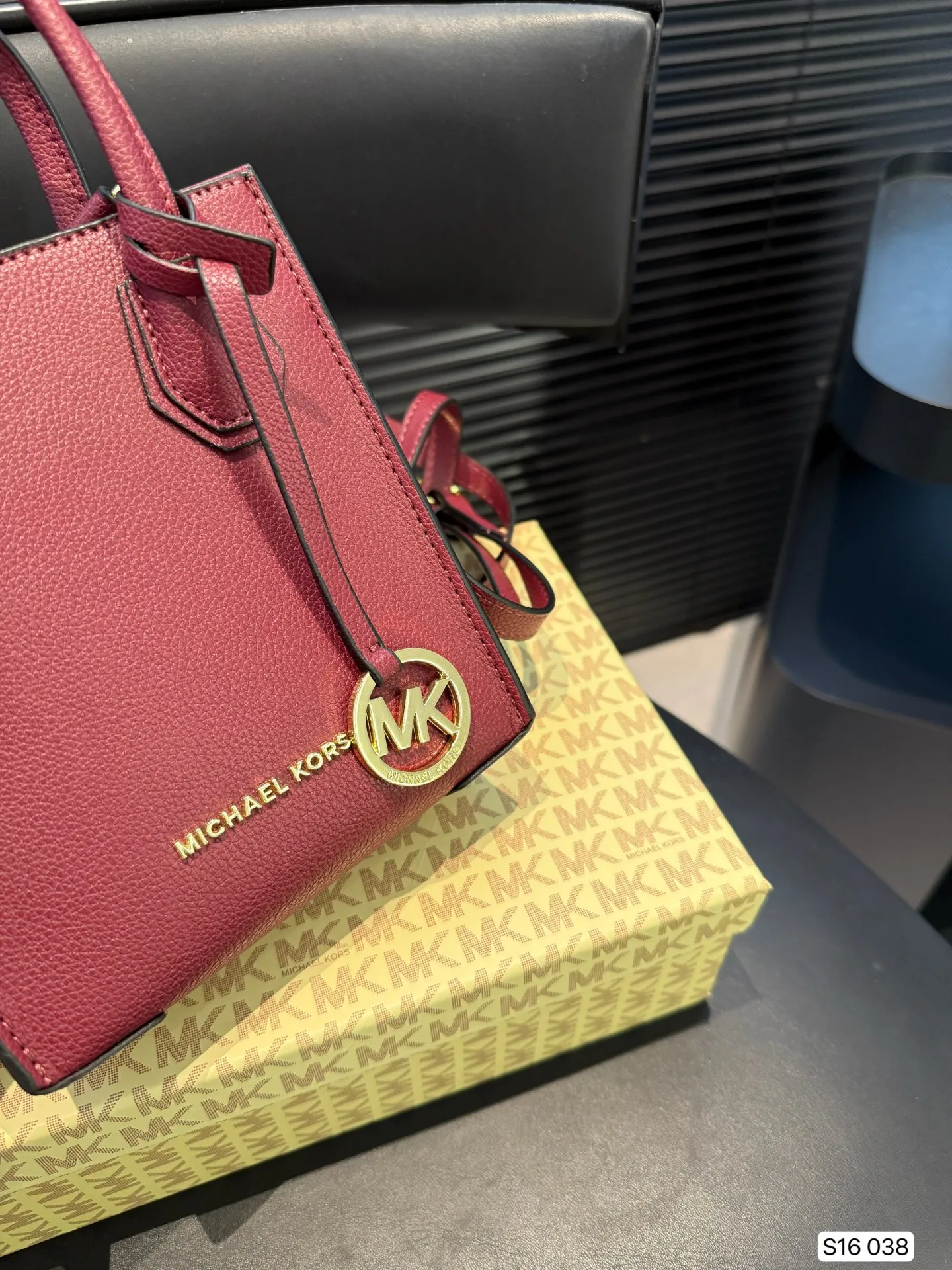 P130 配盒子 MK Mercer mini琴谱包 温柔百搭的颜色,很精致,超级可爱,适合小女生背~包包看起来很小但是容量刚好够用,女生出去逛街补妆的化妆品、钥匙手机都可以放进去。 尺寸:15 17 货号038