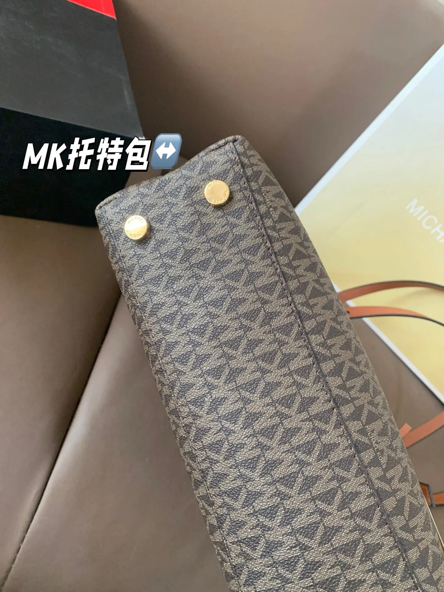 P180 配盒子 MK托特 超适合秋冬背的MK包包 MK万年耐看老花包，托特包 经典爆 的色系包型，完全不会老气!! 经典百搭，日常通勤超适合，颜值和质感都拉满了!绝美的包包配上大空间的容量 尺寸：30*24