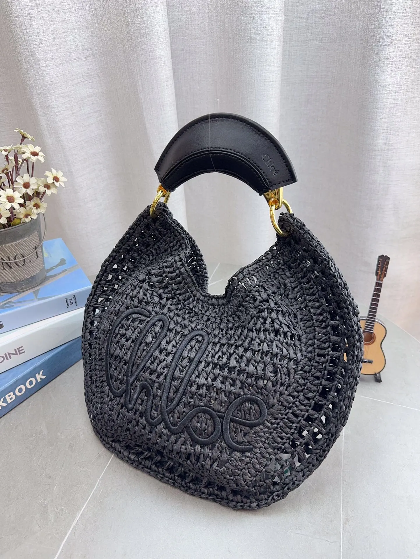 配折叠礼盒包装Chloe克洛伊拉菲草编织小购物袋 夏天背的包包真的太可爱了,背上一整个慵懒风 夏季沙滩腋下包 旅行拍照真的很nice哦 每个小仙女夏季都应有一个草编购物袋菜篮子 包包哦 尺寸36*23cm p115