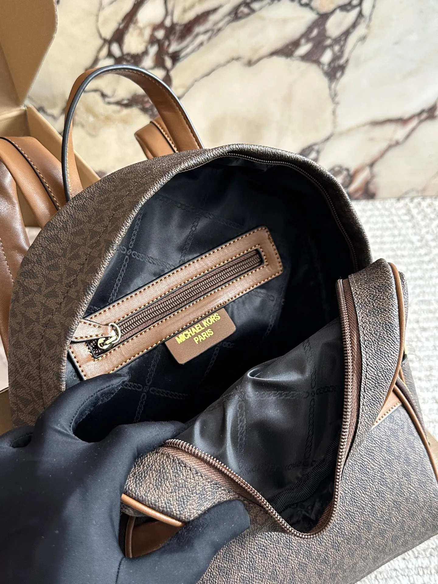 p190 配盒 MK复古双肩包JAYCEE系列中号 MK中号新款双肩包这个配色永远都是很受欢迎兴MichaelkorsMK新出的复古双肩包JAYCEE系列非常可尺寸约:24×10×30