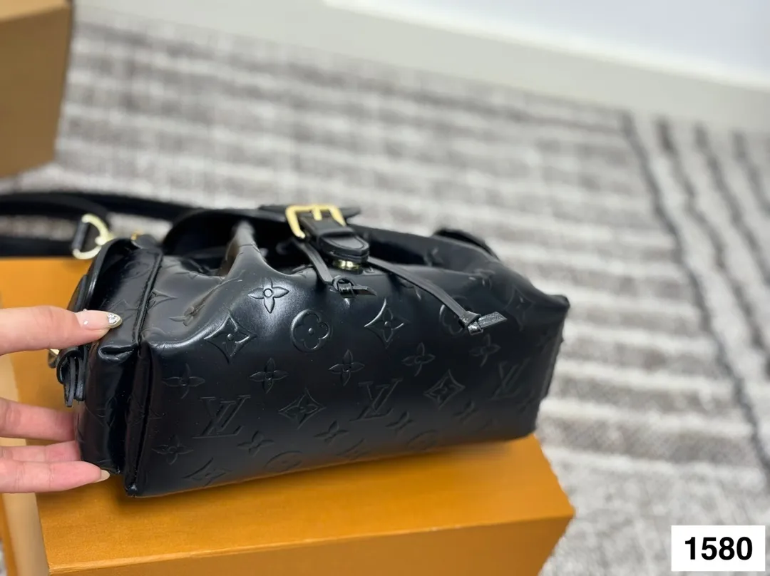 P175 size:23×17 LV路易威登新款odyssee 链条单肩包💕 创新细节➕摩登与复古的完美碰撞 隐藏式锁扣➕可调节肩带 兼具颜值与功能性 容量非常不错,适合各种场合 实用包型,日常搭配瞬间提升气质‼️