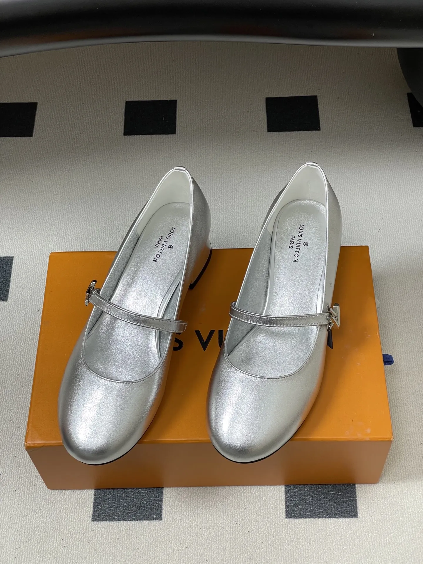 p290- 26ss春夏新款Louis Vuitton LV ROMY高跟鞋系列最 小矮跟后空凉鞋 经典五金金属V扣玛丽珍鞋后空粗跟凉鞋字母标单鞋 本款Romy 高跟鞋取材真皮革，呈现柔软质感和利落外观。圆润鞋头流露柔美气息，弹力后带方便穿脱。皮革包覆平稳方跟和纤细鞋带，后者点缀LV Twist装饰。 可爱的圆头造型搭配LV标志-精致又好看，粗跟脚感特别的好穿舒适。经典百搭单品！ 原版开模V型金属跟！ 鞋面：小牛皮 内里垫脚：羊皮 鞋底：意大利A级真皮大底 跟高：3.5cm 码数：35-39（40.41定做不退换）