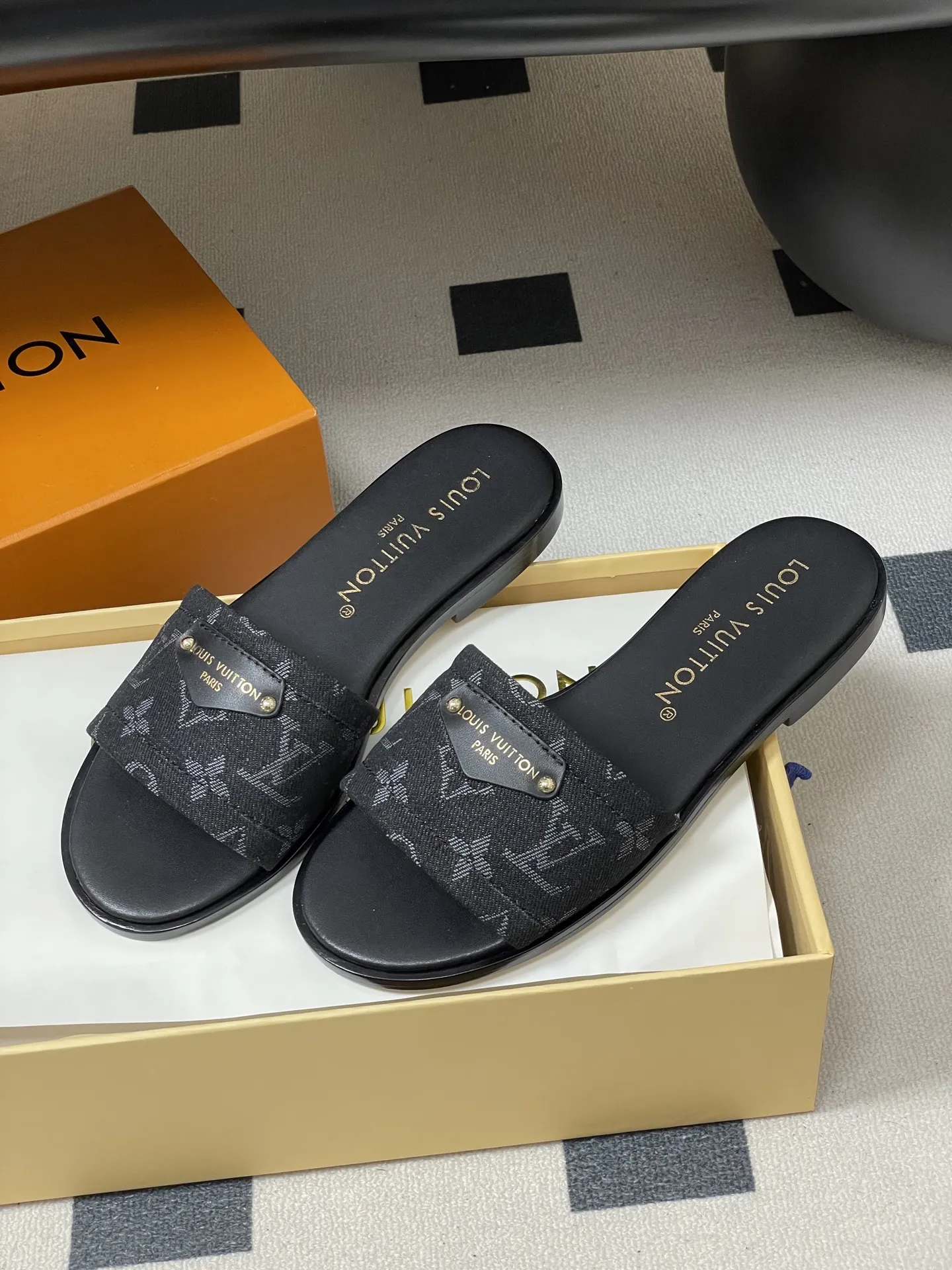 p260- 25ss夏季新款 LOUIS VUITTON 路易威登 Lv Lily丹宁牛仔老花布平底一字带凉拖鞋 Lily 平底凉拖以标志性Monogram丹宁布构筑闲雅设计,为宽幅鞋面融入路易威登标识压纹皮革标签和耀目饰钉,与皮具系列异曲同工。嵌入橡胶的柔软皮革外底升级舒适体验。 鞋面:定制丹宁老花布 内里垫脚:羊皮 鞋底:意大利加厚真皮大底 码数:35-41(40.41定做不退换)