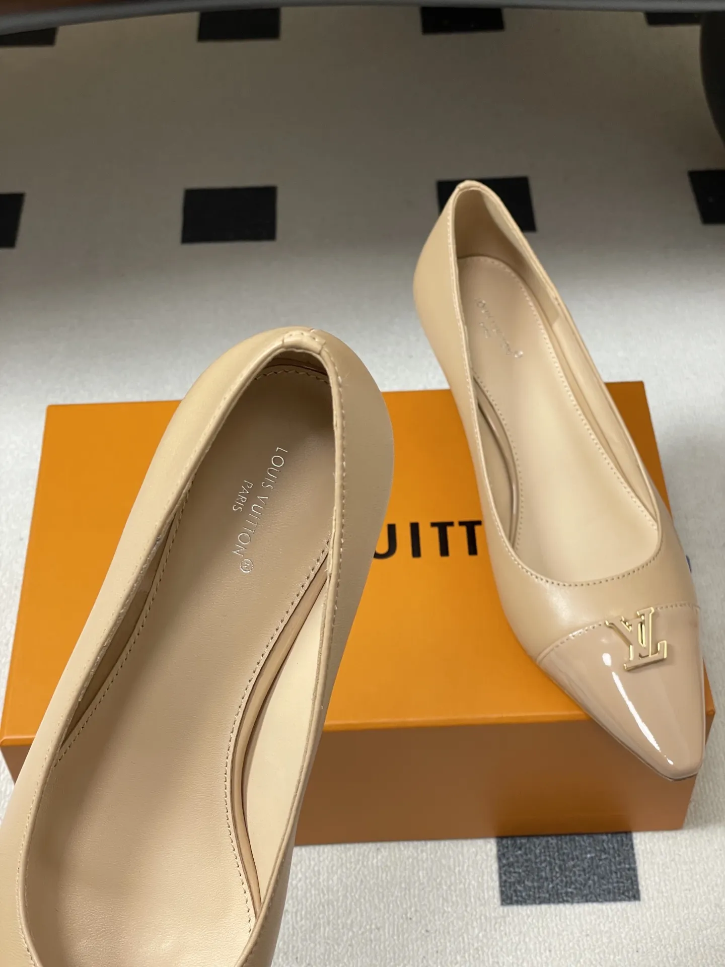 p290- 26ss春夏新款 LOUIS VUITTON 路易威登 LV 拼色高跟鞋系列经典字母V扣细跟浅口单鞋/平底芭蕾舞鞋 LV尖头单鞋，漆皮材质+经典Logo，简约优雅又超有辨识度！尖头设计拉长腿部线条，裸色百搭，通勤、职场、约会都能轻松驾驭。平底结构，舒适好走，长时间站立也不累。无论配西装裤还是连衣裙，都能轻松切换干练or温柔风格，是职场女生和时尚达人的必备单品！ 鞋面：定制小牛皮 内里垫脚：羊皮 鞋底：意大利真皮大底（原版开模注塑前掌） 跟高：9.5cm/6cm/平底 码数：35-39（40.41定做不退换）