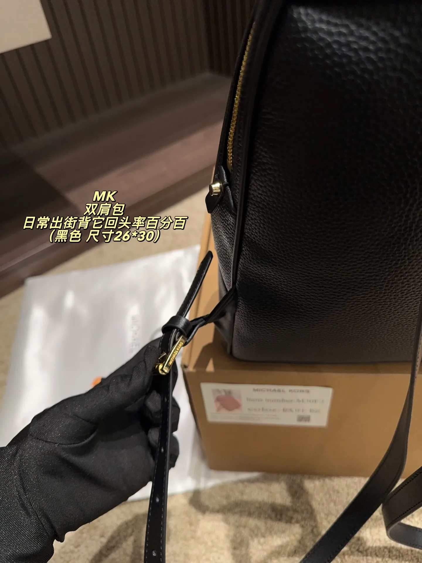 P190配飞机盒⚠️尺寸26*30 MK 双肩包 质感很高级 容量超级大也很耐用 日常出街背它回头率百分百 就是这种随性慵懒感